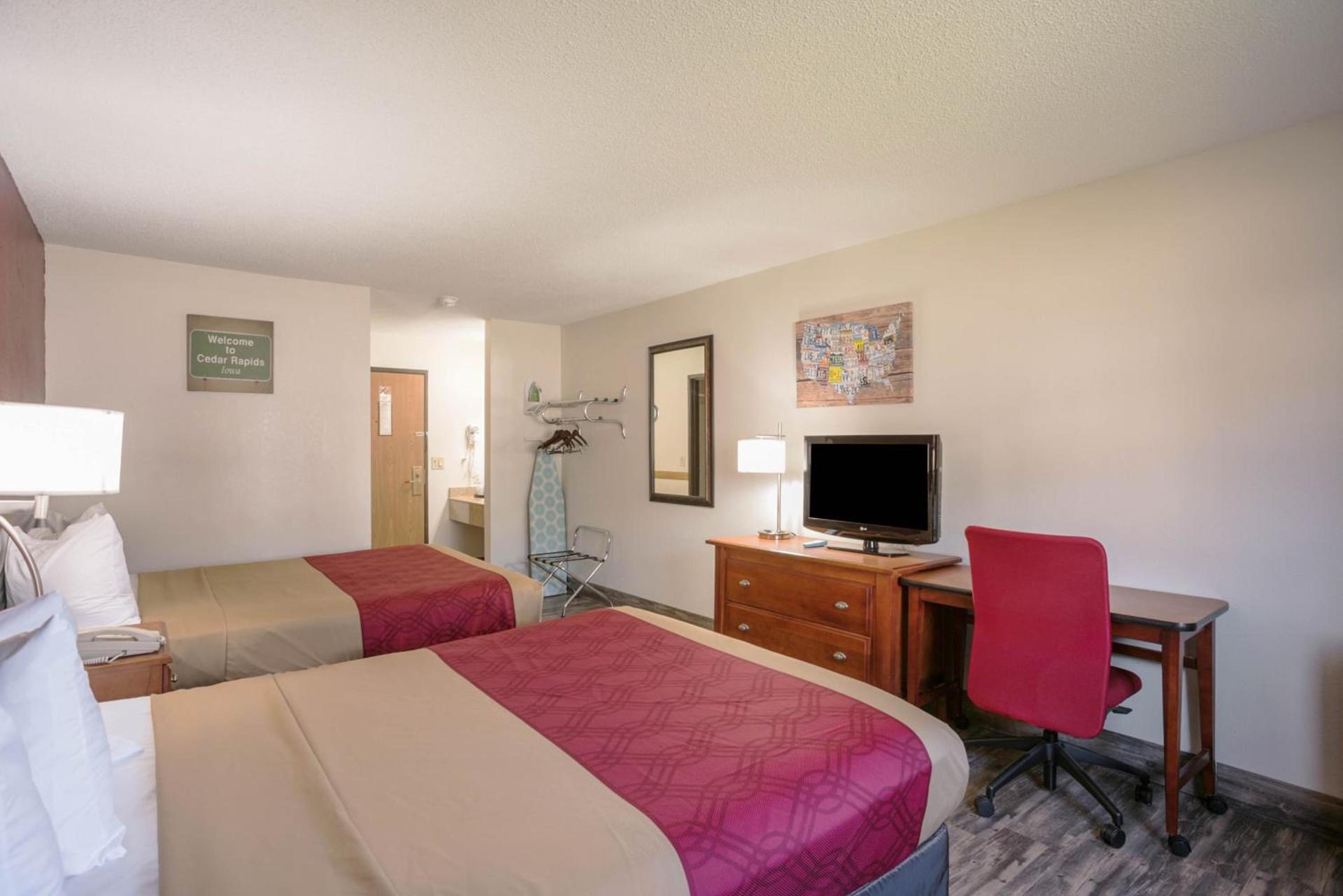 Econo Lodge Cedar Rapids South photo 25