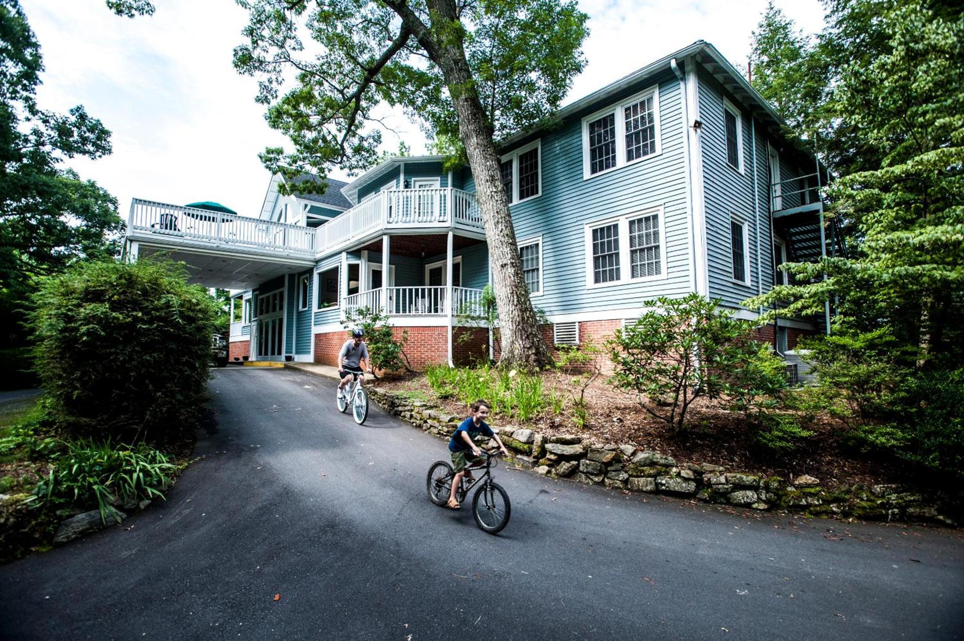 Highland Lake Inn & Resort - Flat Rock — hotel in Flat Rock