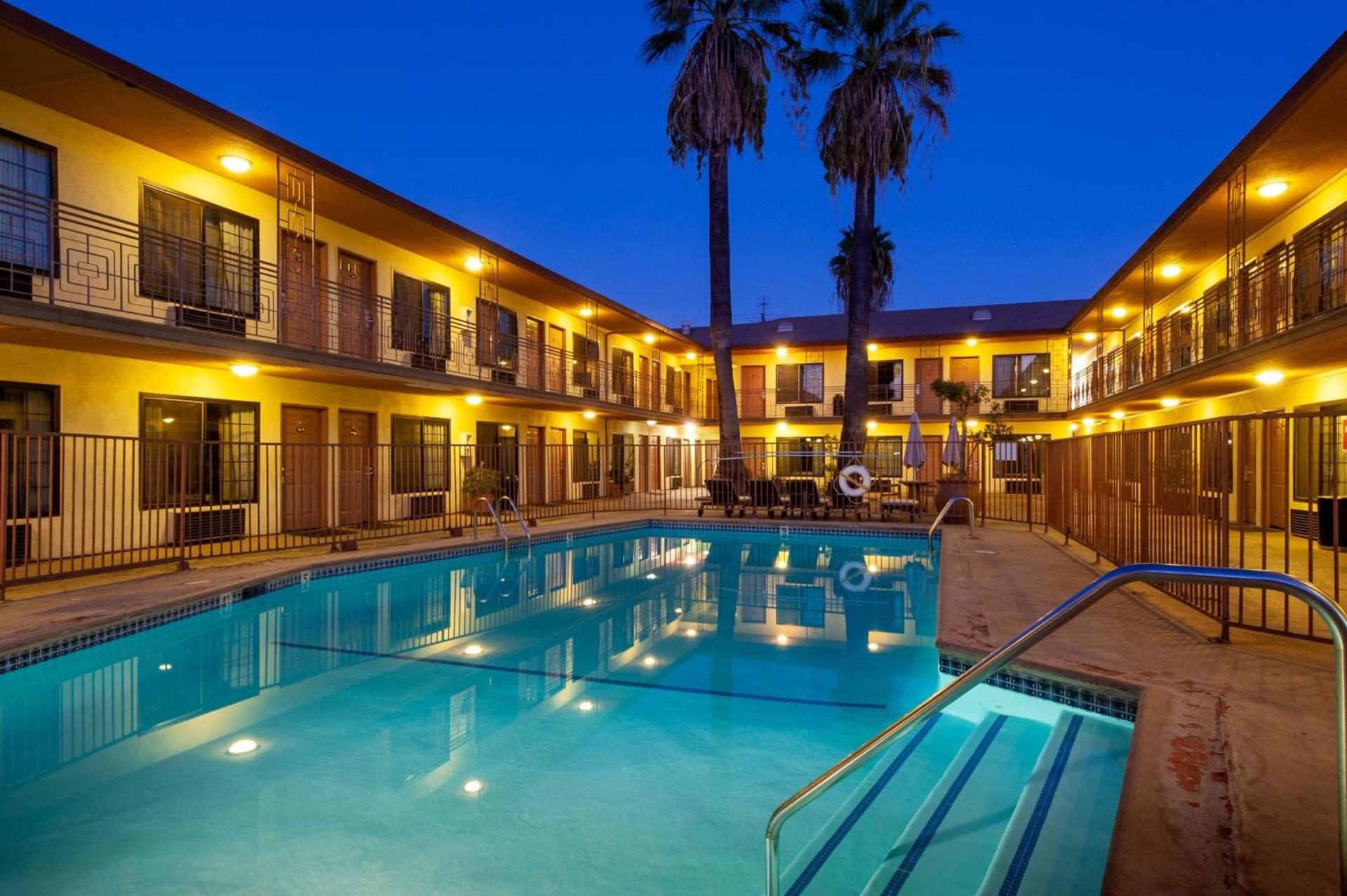 Studio City Court Yard Hotel photo 5