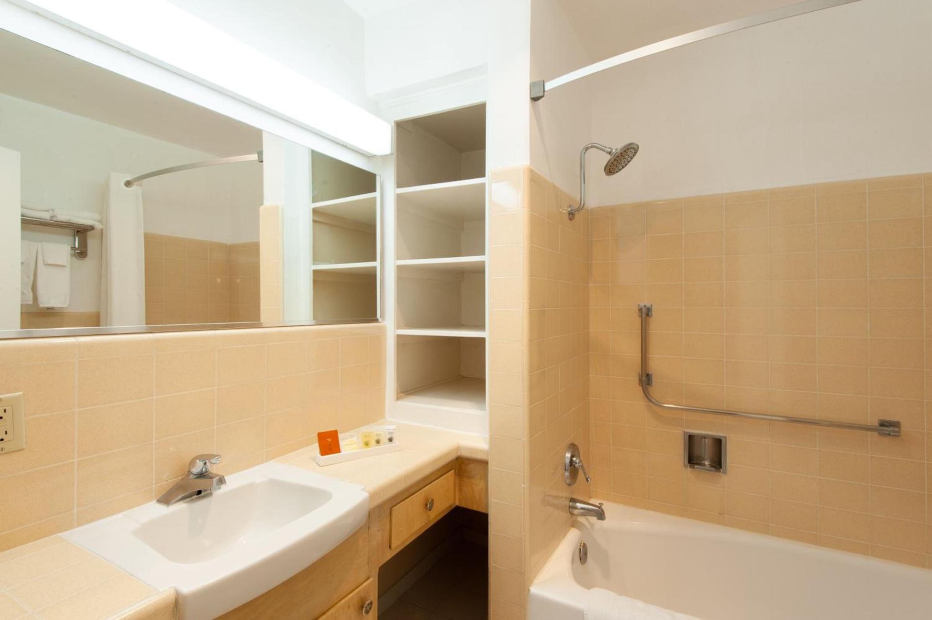 Studio City Court Yard Hotel photo 8