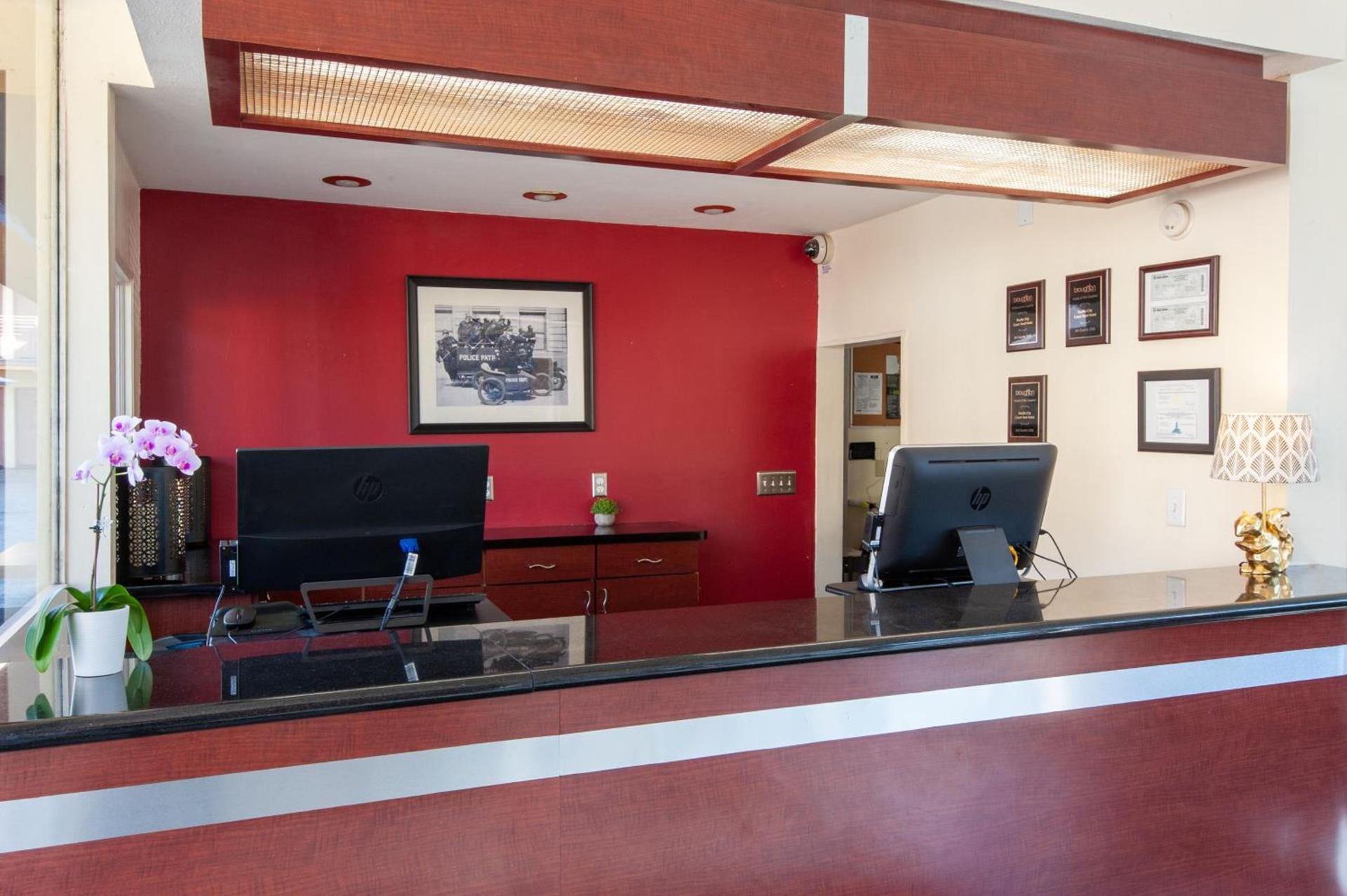 Studio City Court Yard Hotel photo 2