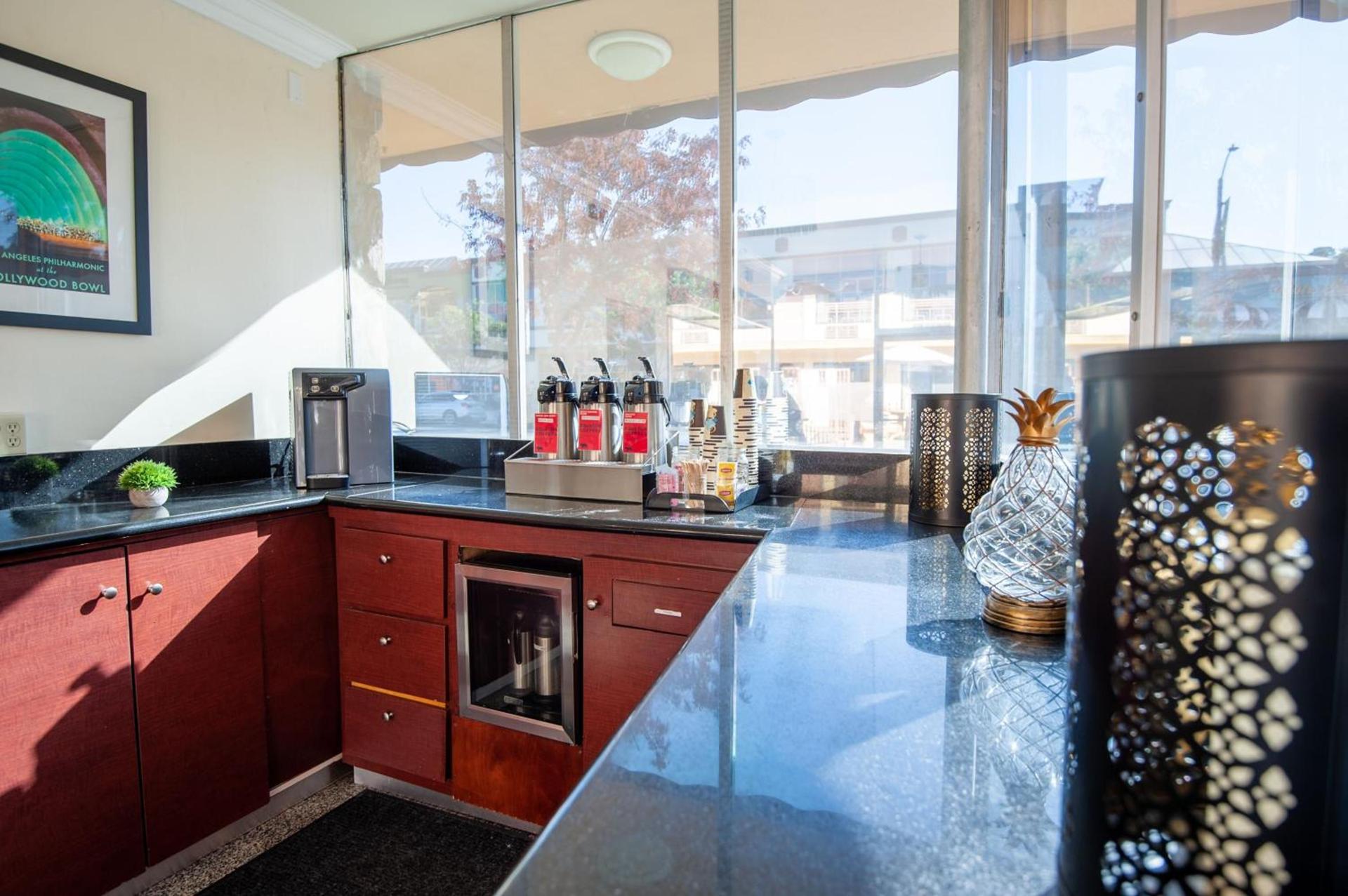 Studio City Court Yard Hotel photo 55