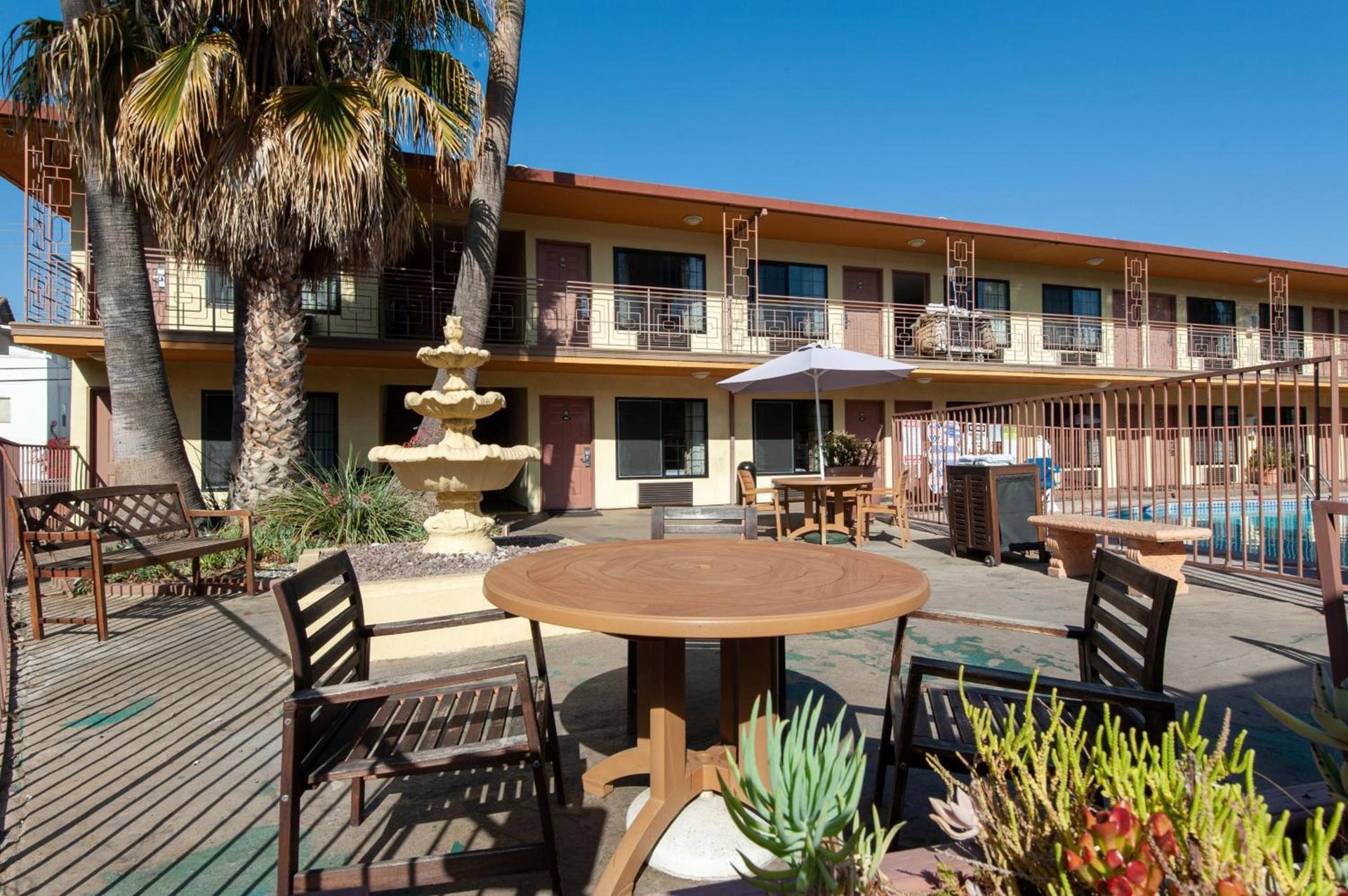 Studio City Court Yard Hotel photo 3
