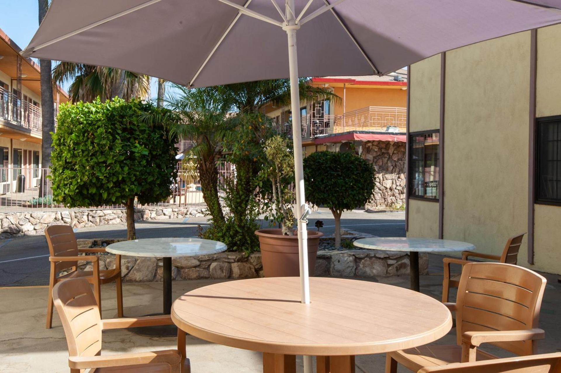 Studio City Court Yard Hotel photo 12