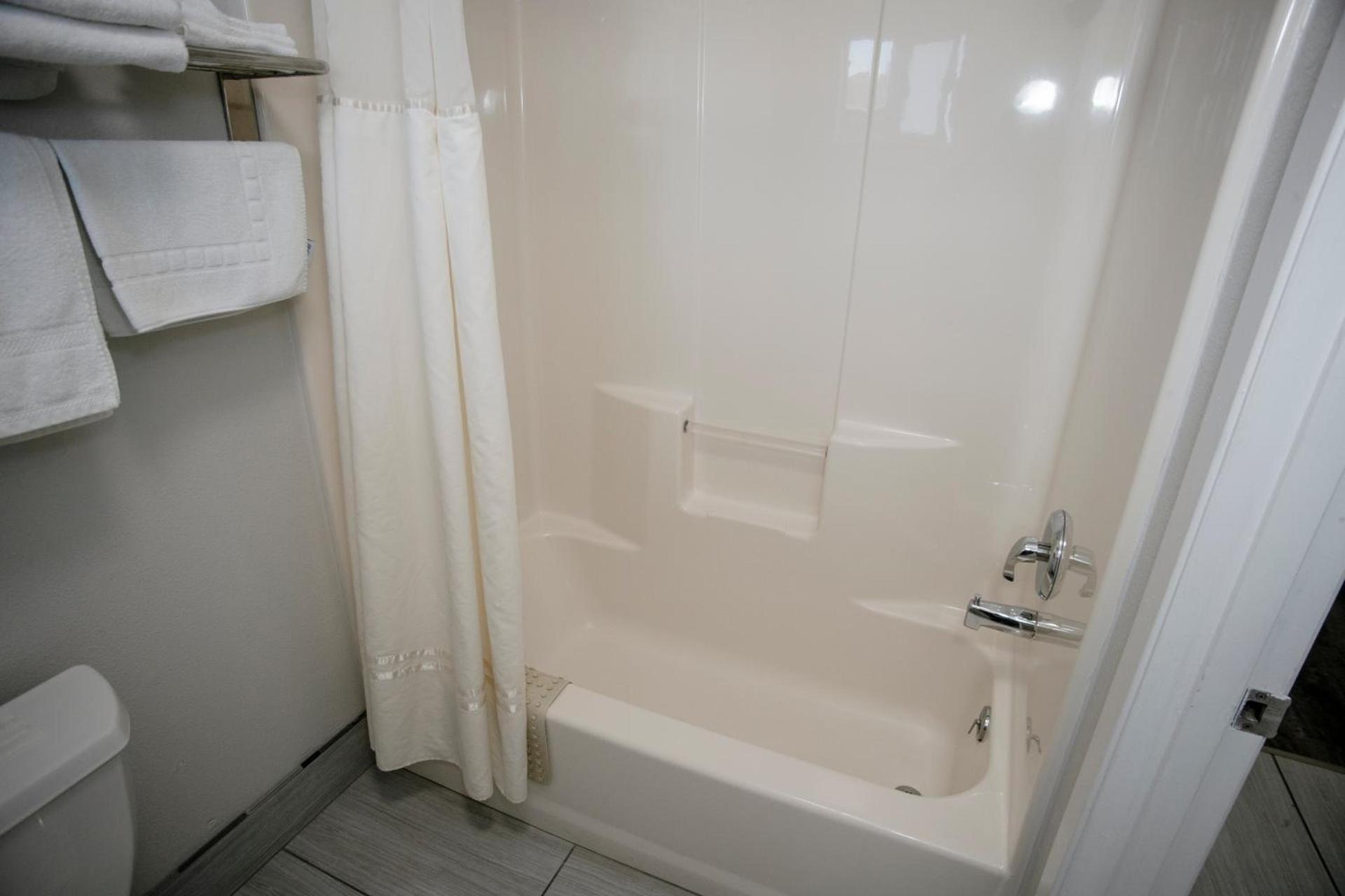 Anchor Beach Inn photo 5
