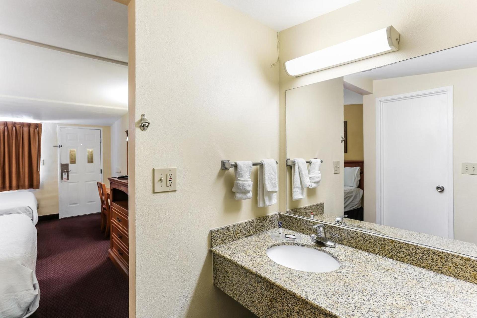 Americas Best Value Inn and Suites El Centro photo 15