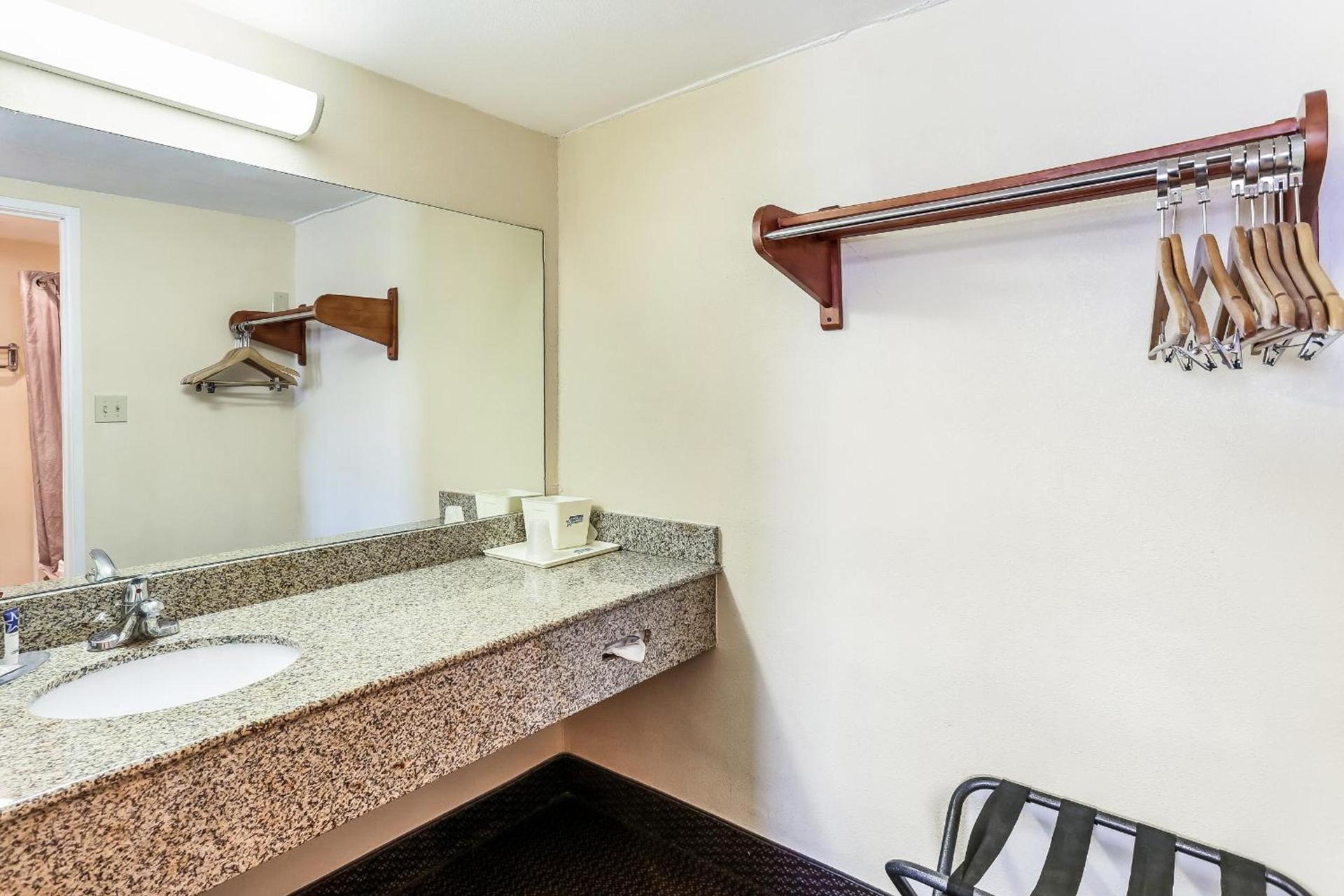 Americas Best Value Inn and Suites El Centro photo 11