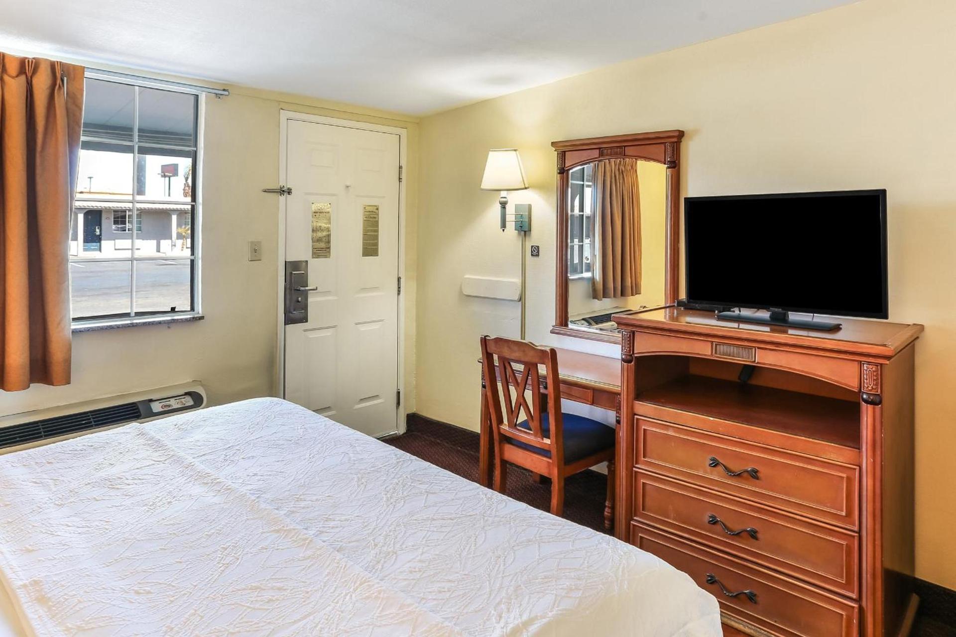 Americas Best Value Inn and Suites El Centro photo 12