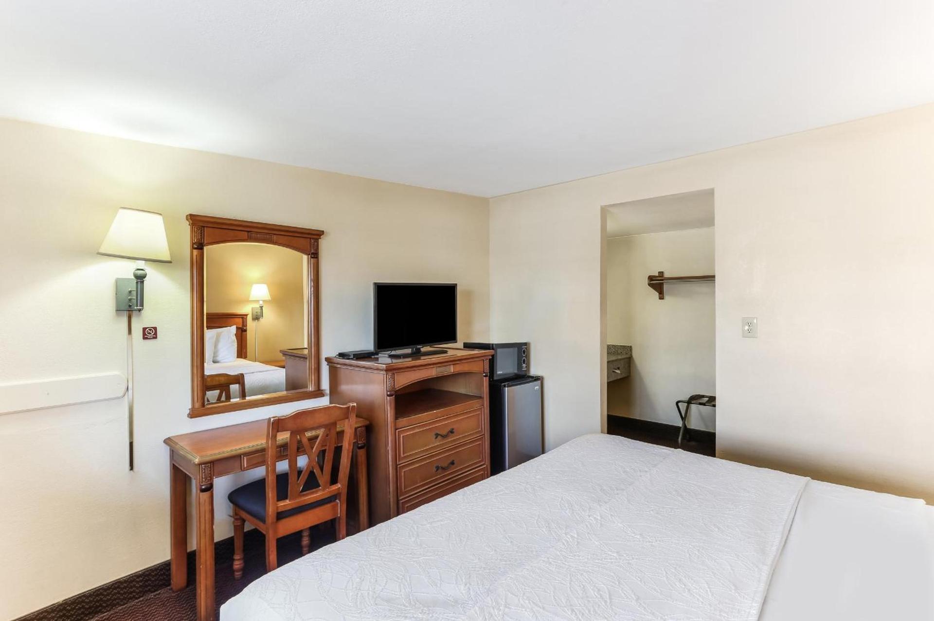 Americas Best Value Inn and Suites El Centro photo 13