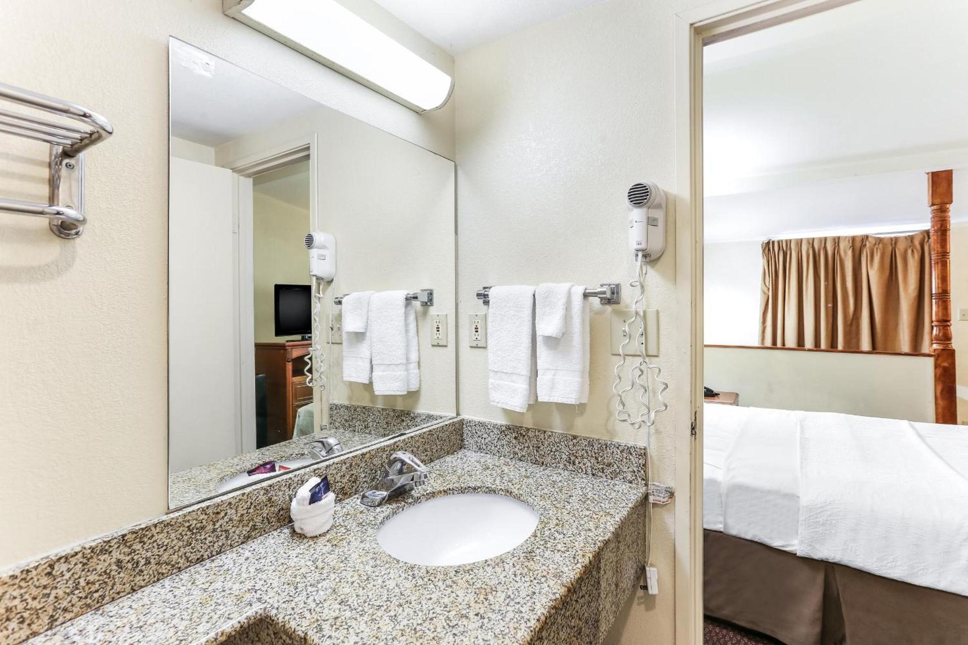 Americas Best Value Inn and Suites El Centro photo 7
