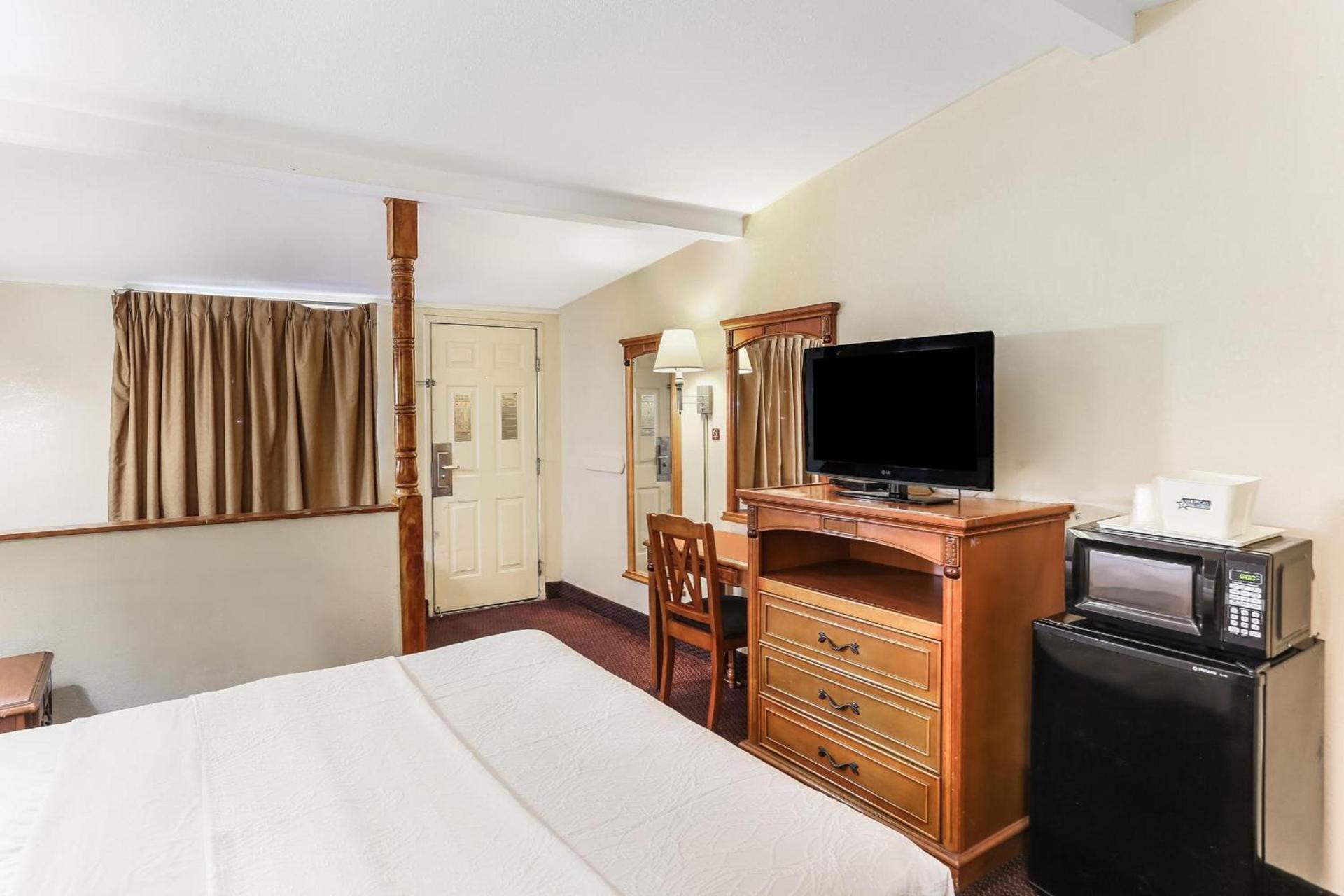 Americas Best Value Inn and Suites El Centro photo 8