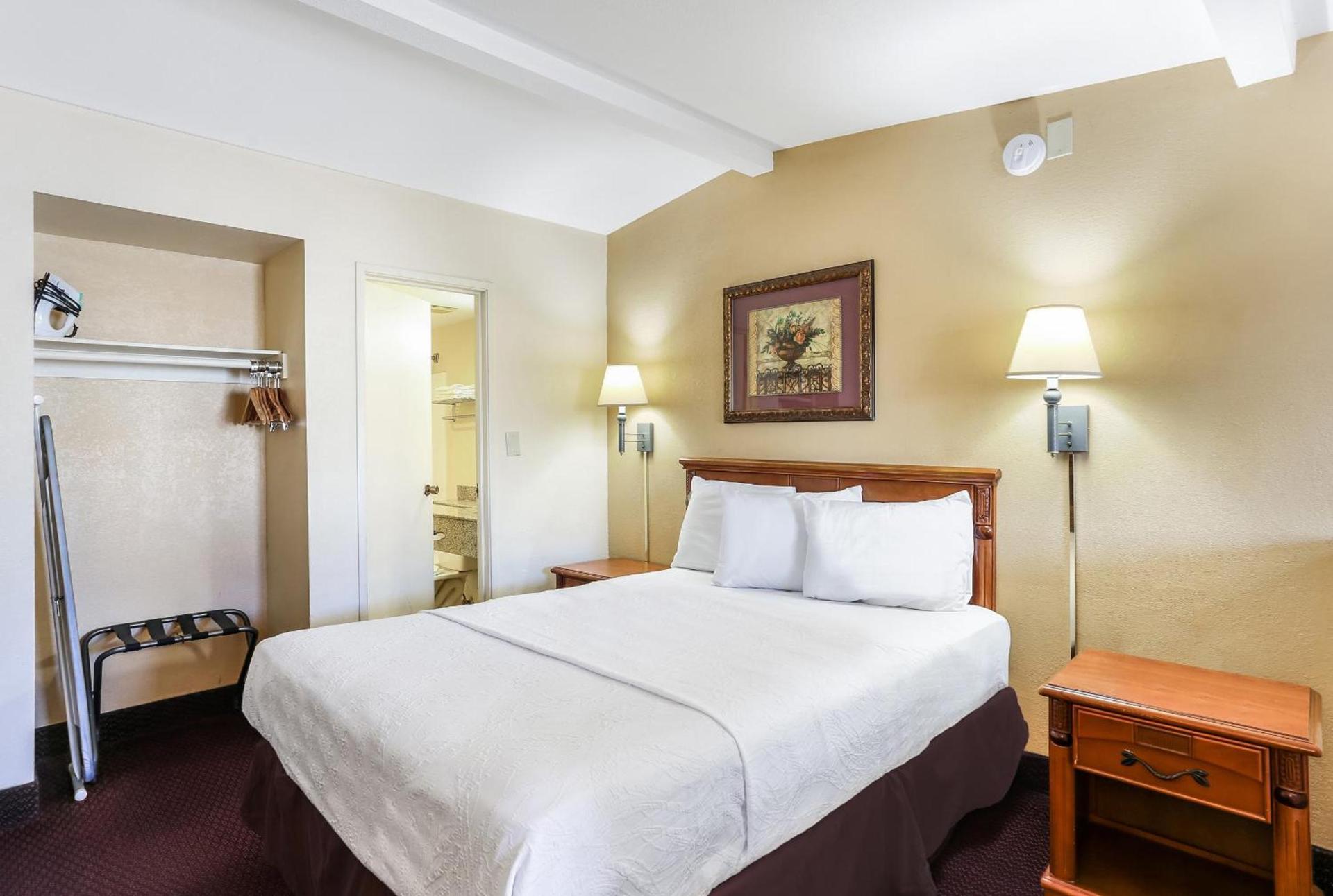 Americas Best Value Inn and Suites El Centro photo 9