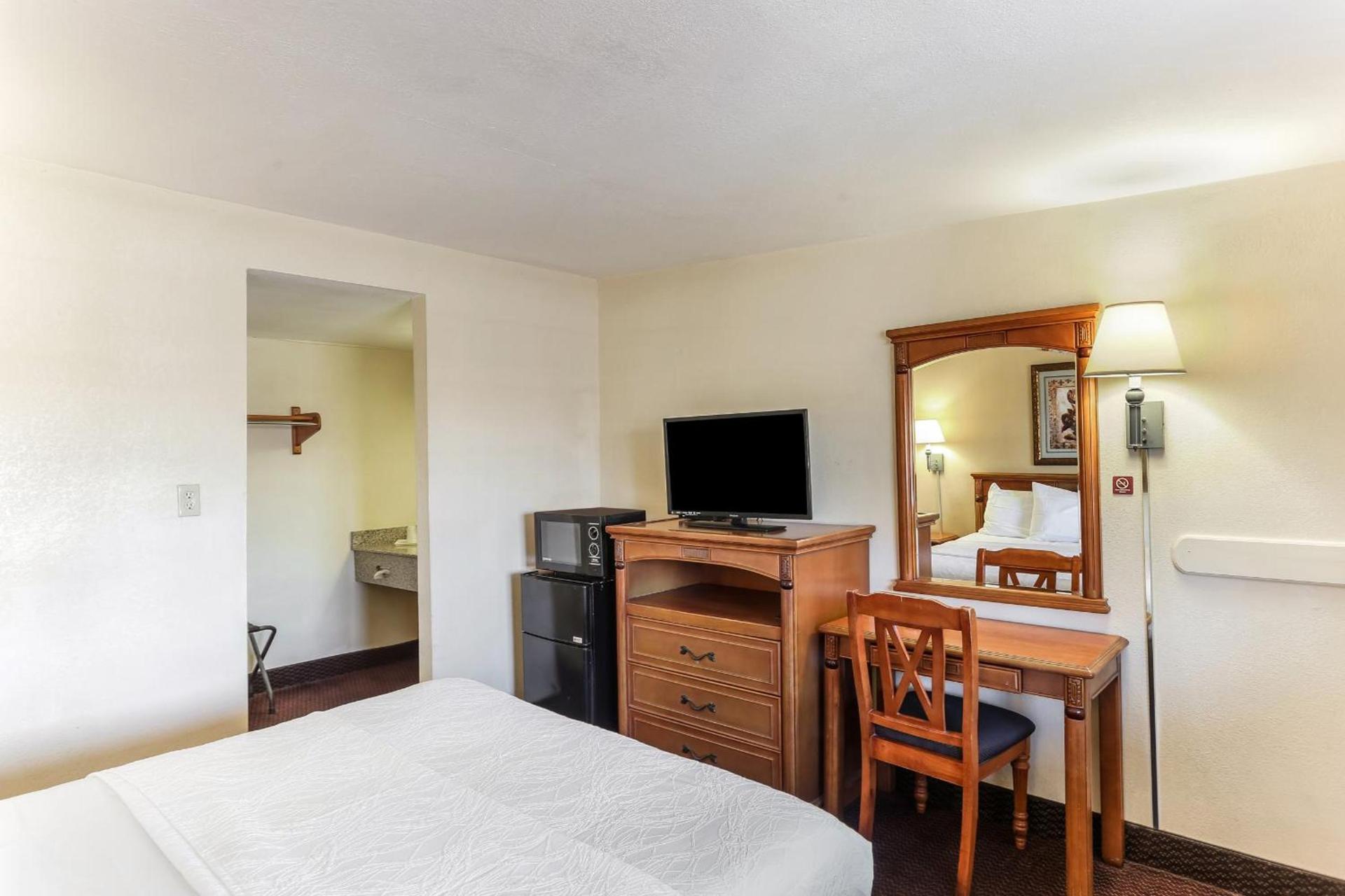 Americas Best Value Inn and Suites El Centro photo 5