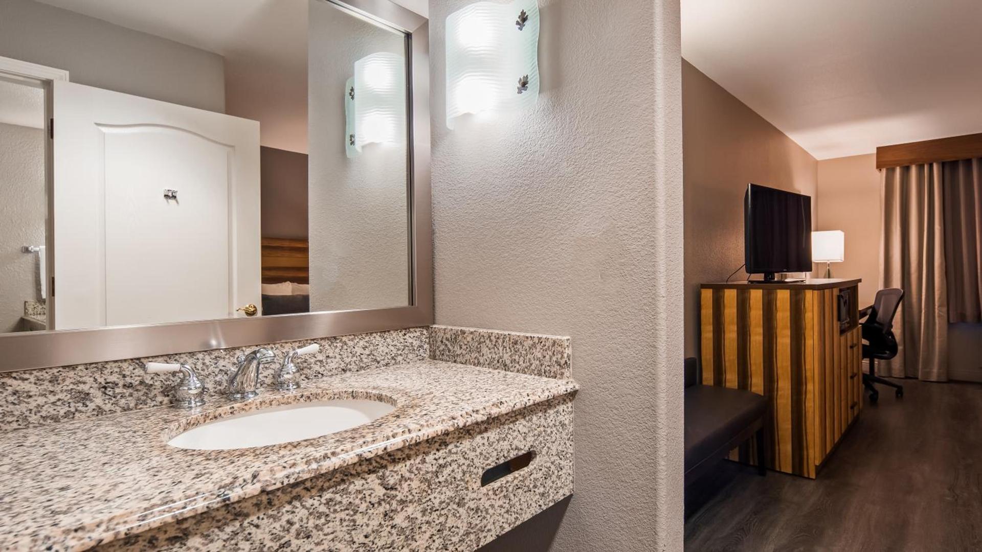 Best Western Cedar Inn & Suites photo 25