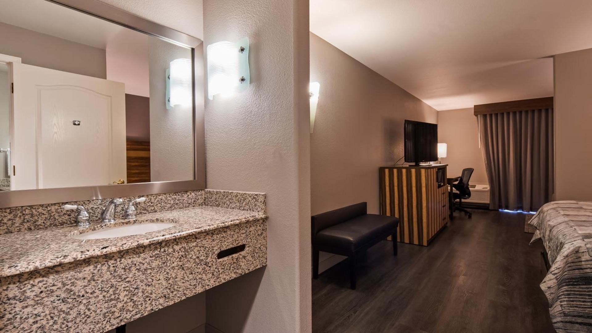 Best Western Cedar Inn & Suites photo 26