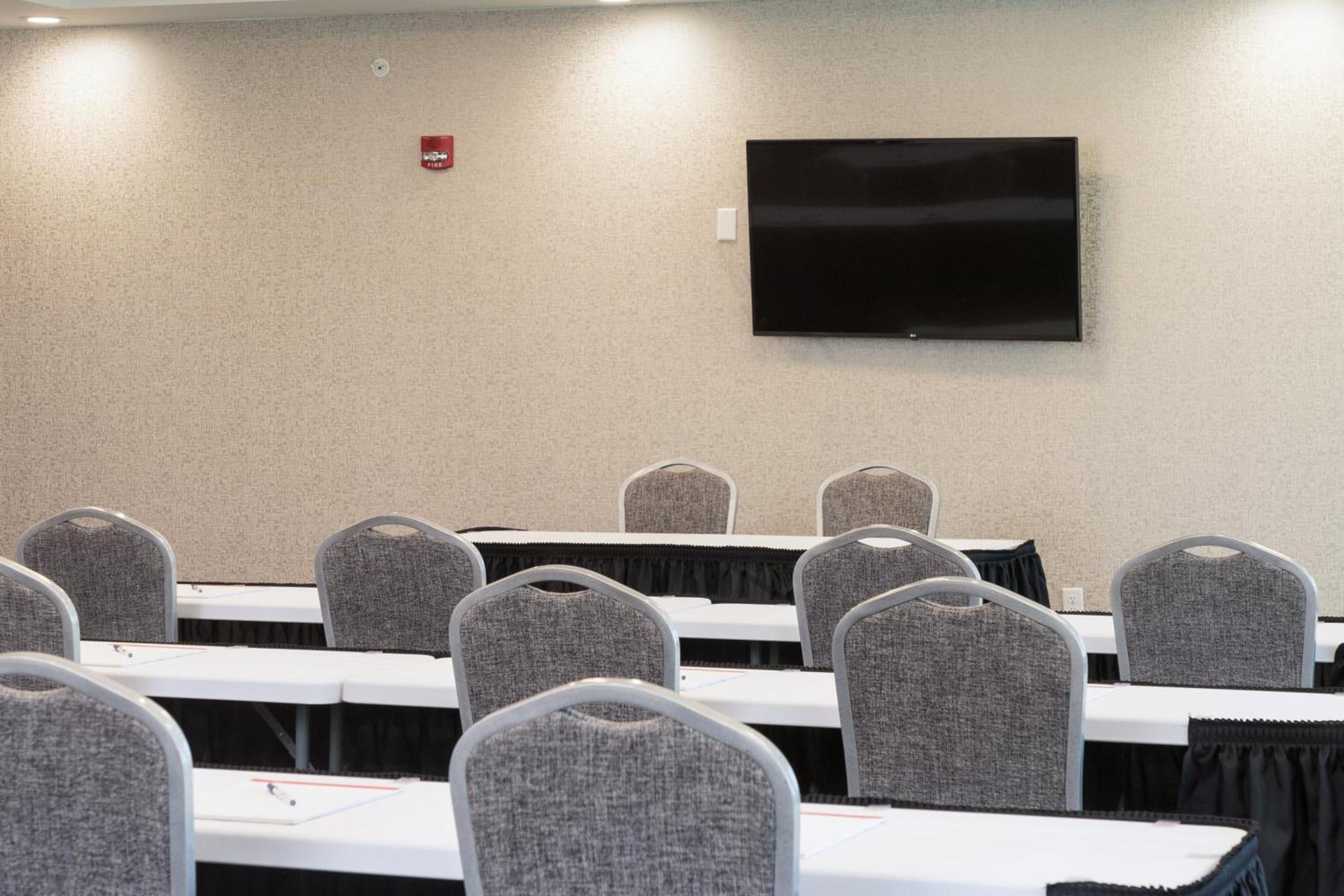 Holiday Inn Express & Suites - Portage by IHG photo 24