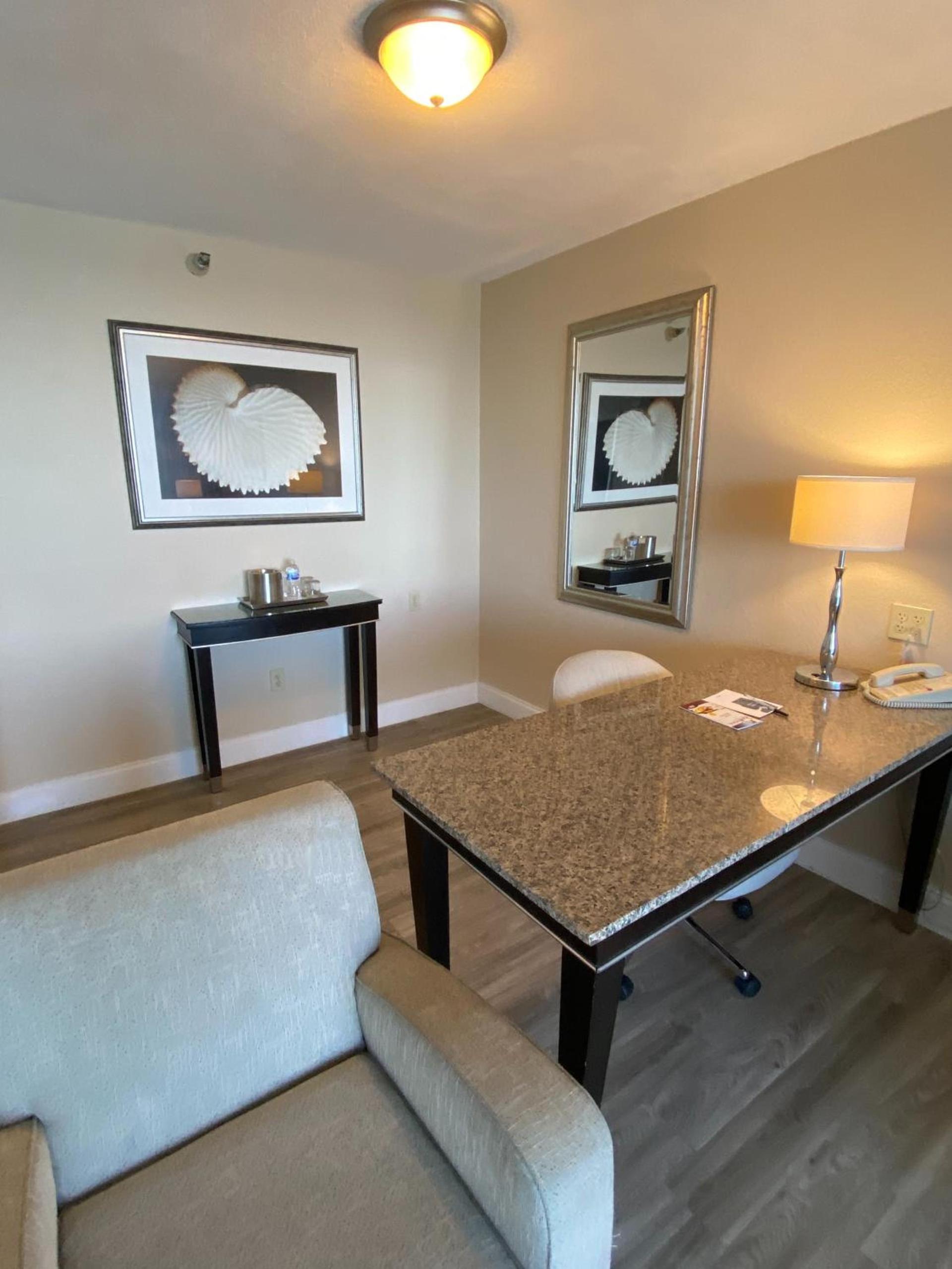 Radisson Suite Hotel Oceanfront photo 44