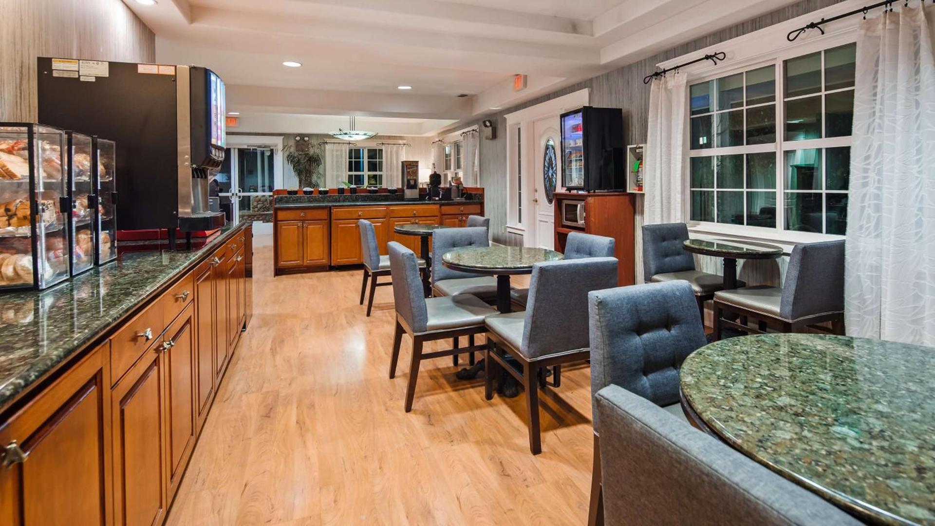 Best Western Cedar Inn & Suites photo 5