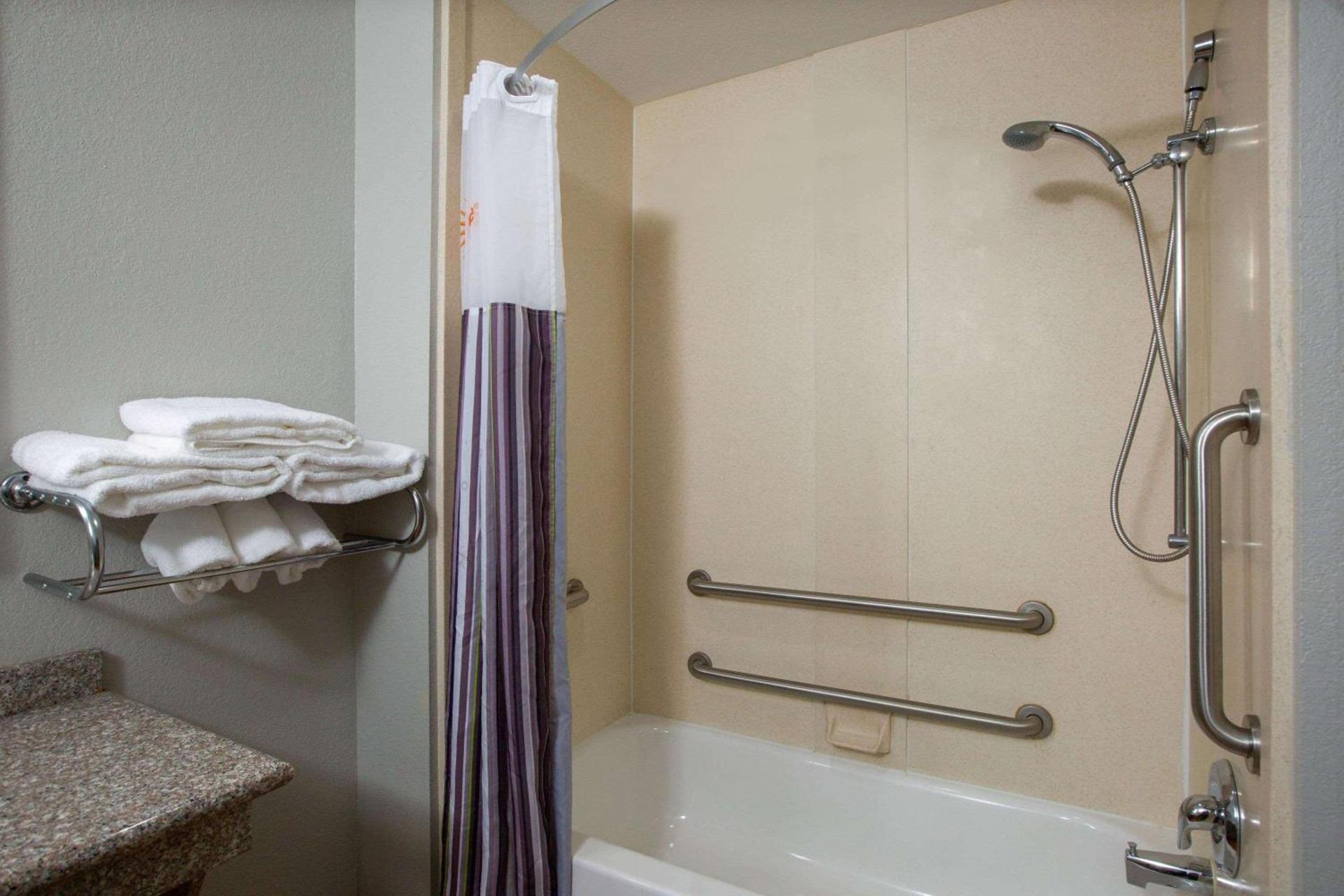 La Quinta by Wyndham Tupelo photo 15