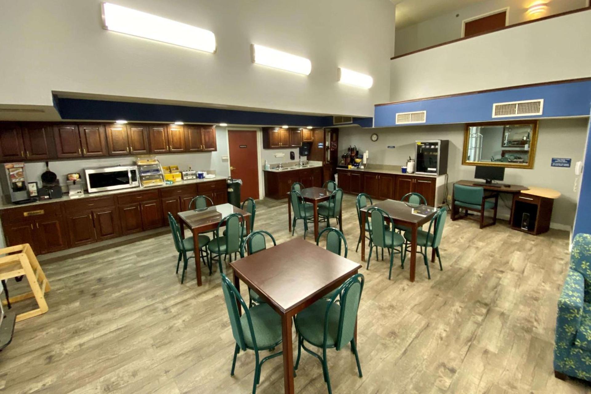 Baymont Toledo Airport Hotel Swanton photo 22