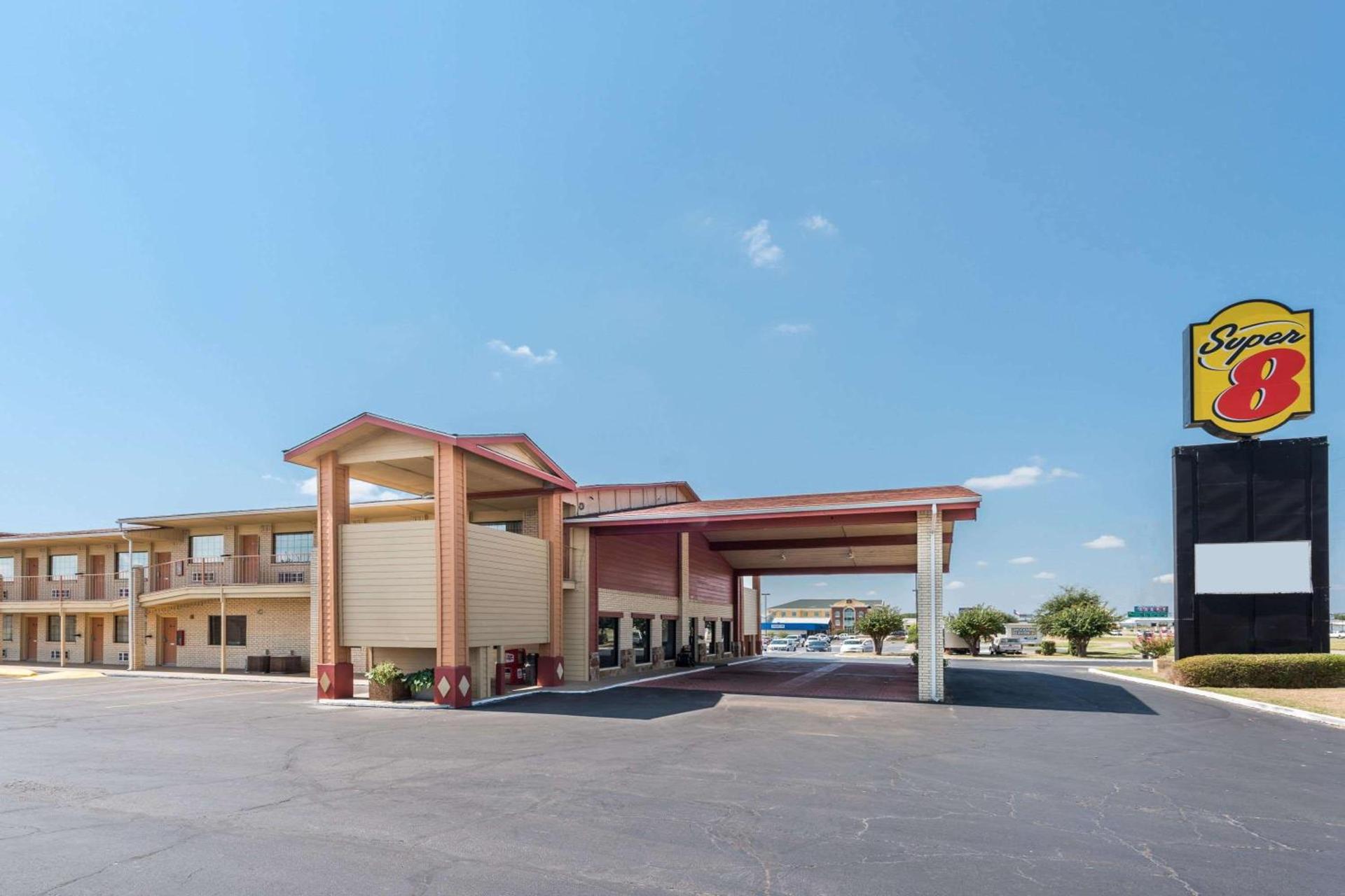 Super 8 by Wyndham Waco/Mall area TX photo 2