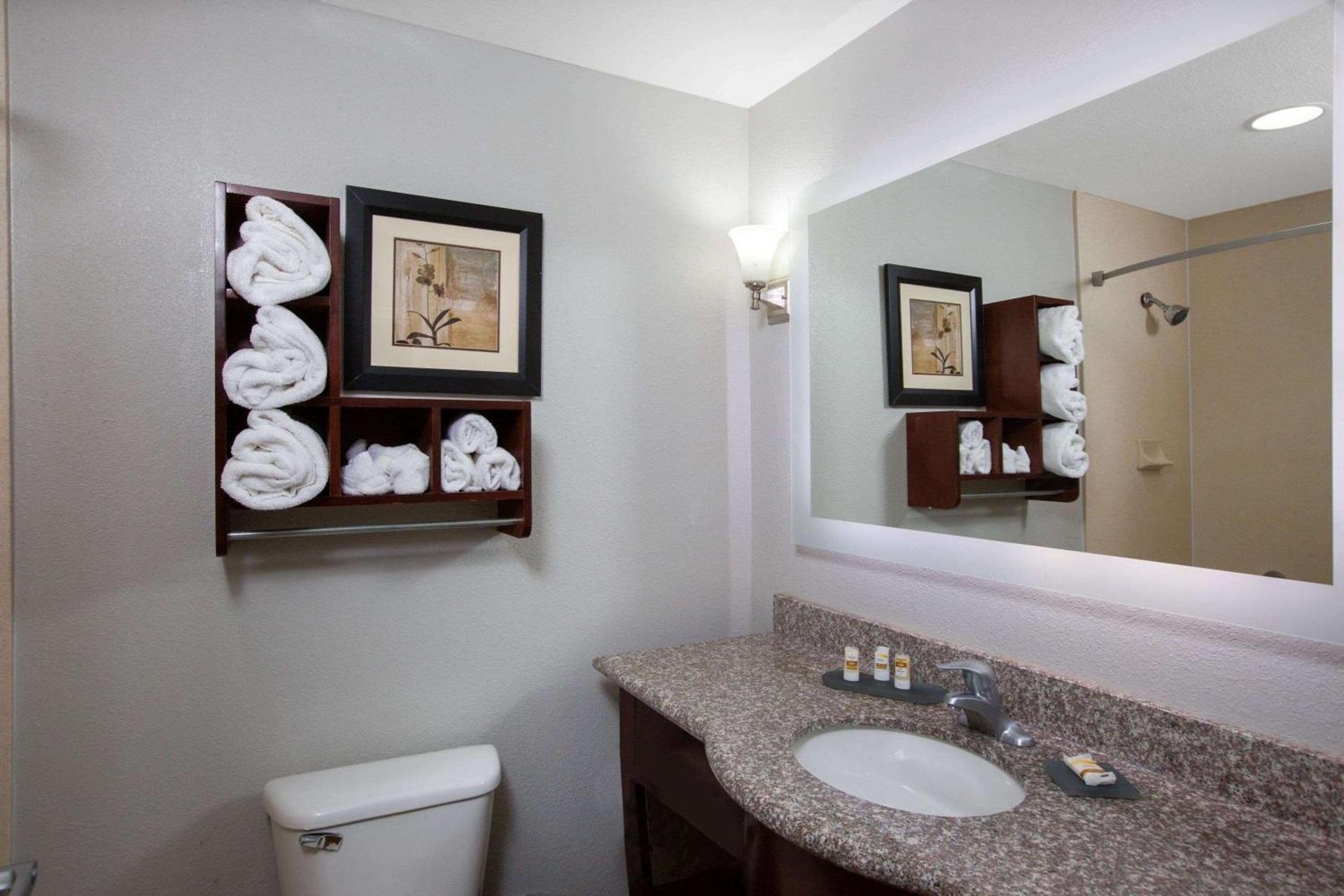 La Quinta by Wyndham Tupelo photo 16