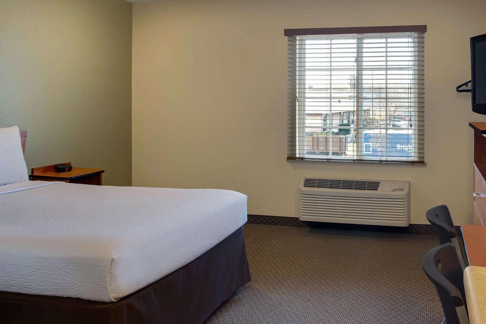 WoodSpring Suites Washington DC Andrews AFB photo 7