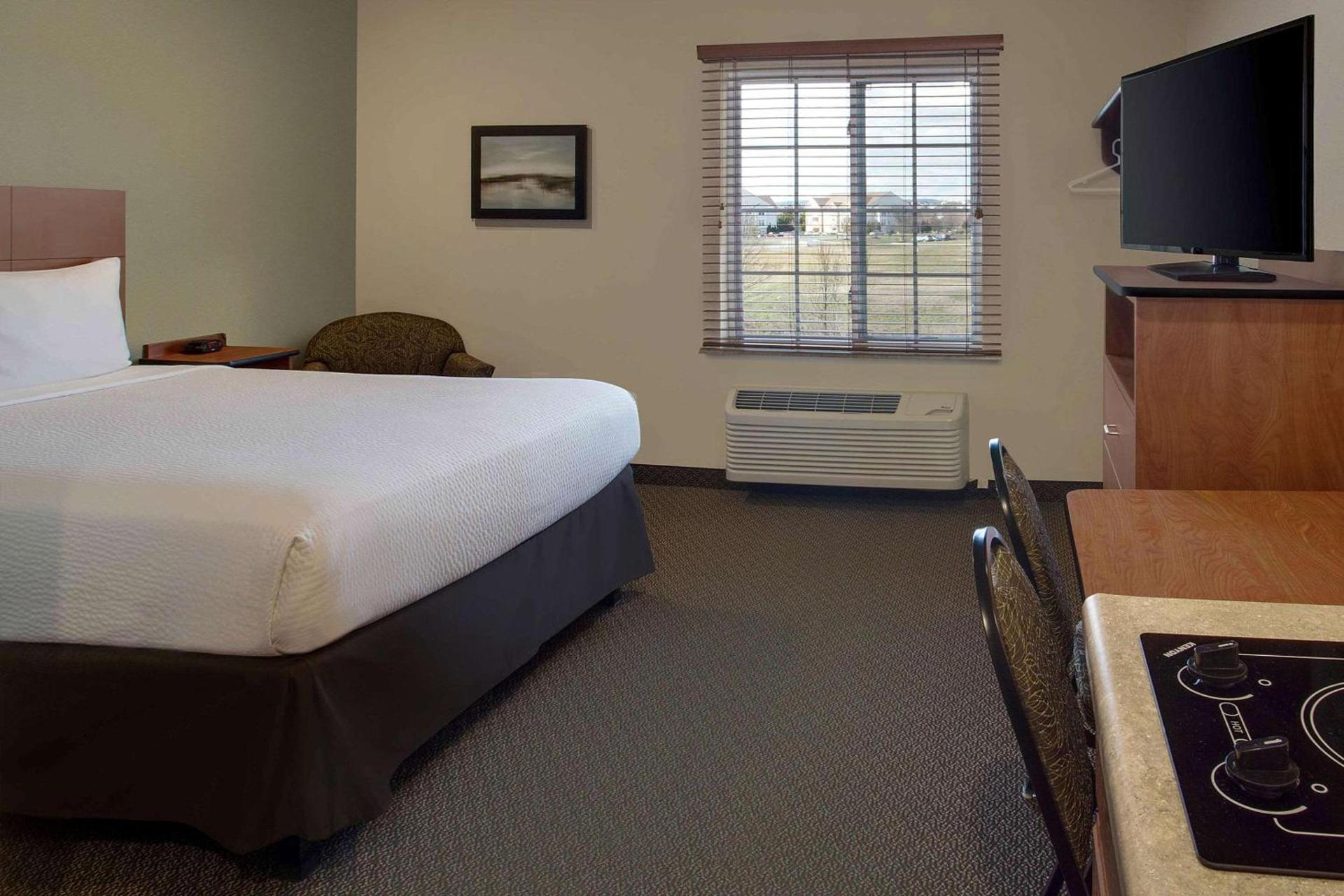 WoodSpring Suites Frederick I-70 photo 9