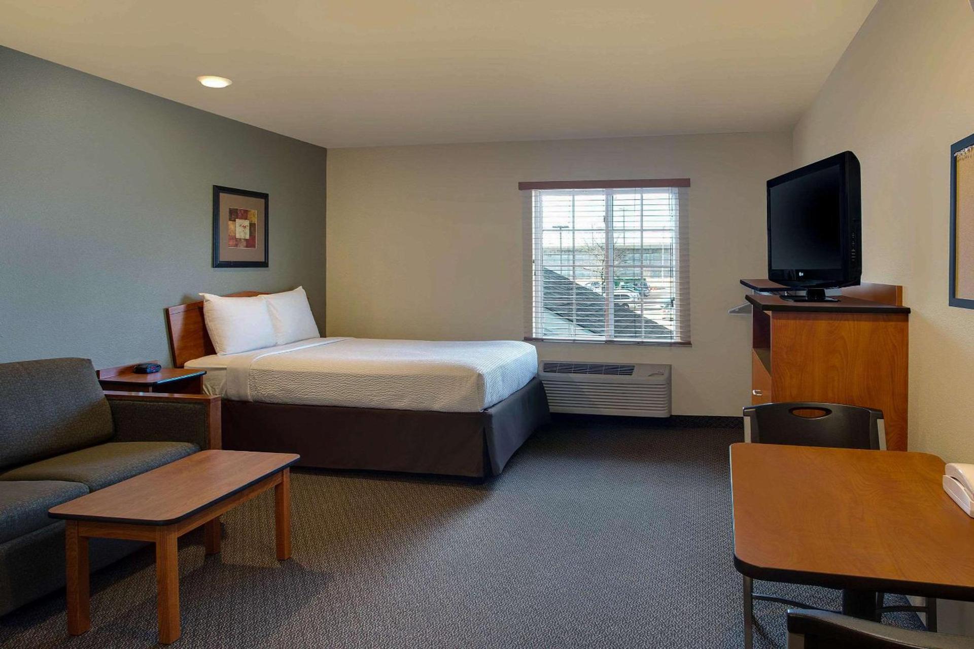 WoodSpring Suites Washington DC Andrews AFB photo 9