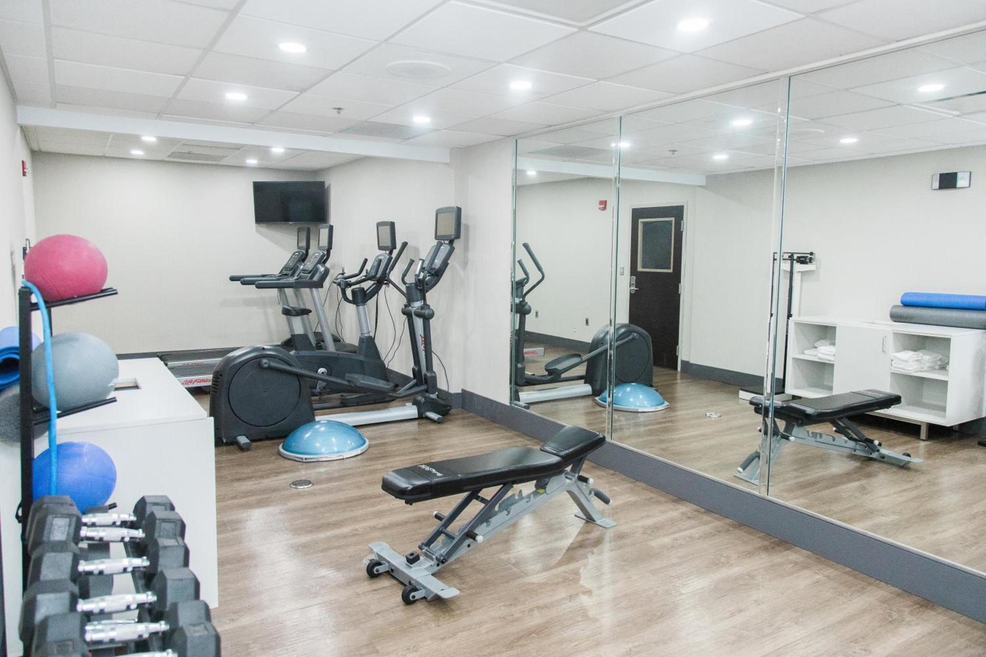 Holiday Inn Express & Suites Columbia-Fort Jackson by IHG photo 28