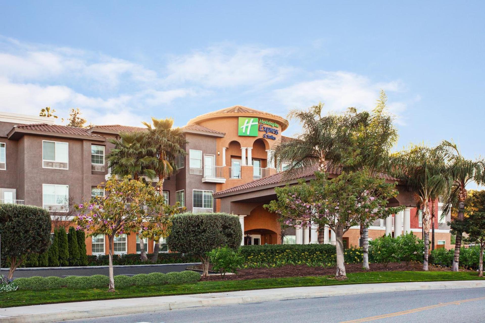 Holiday Inn Express & Suites Corona by IHG — hotel in Corona