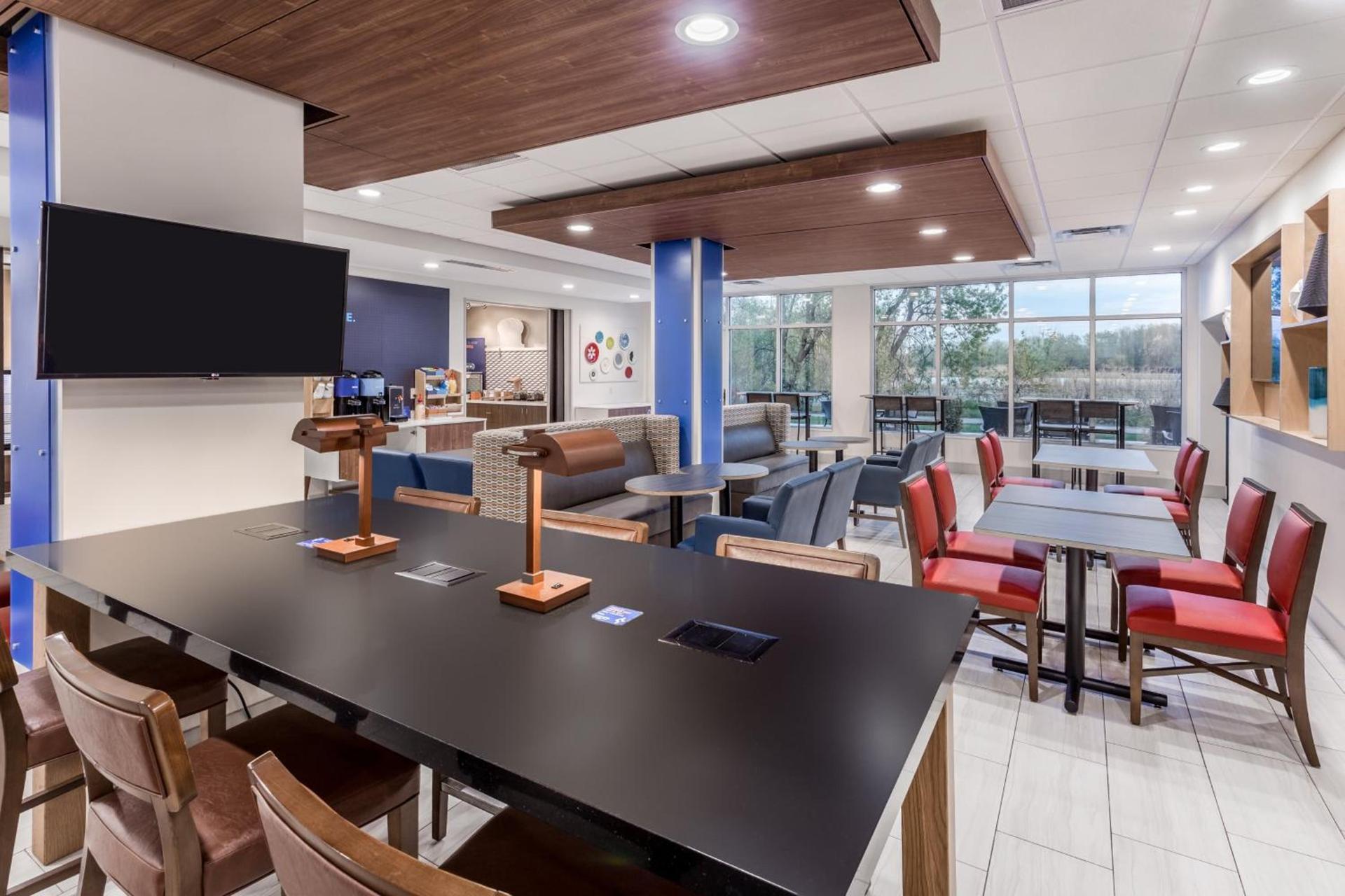 Holiday Inn Express & Suites Hammond by IHG photo 9