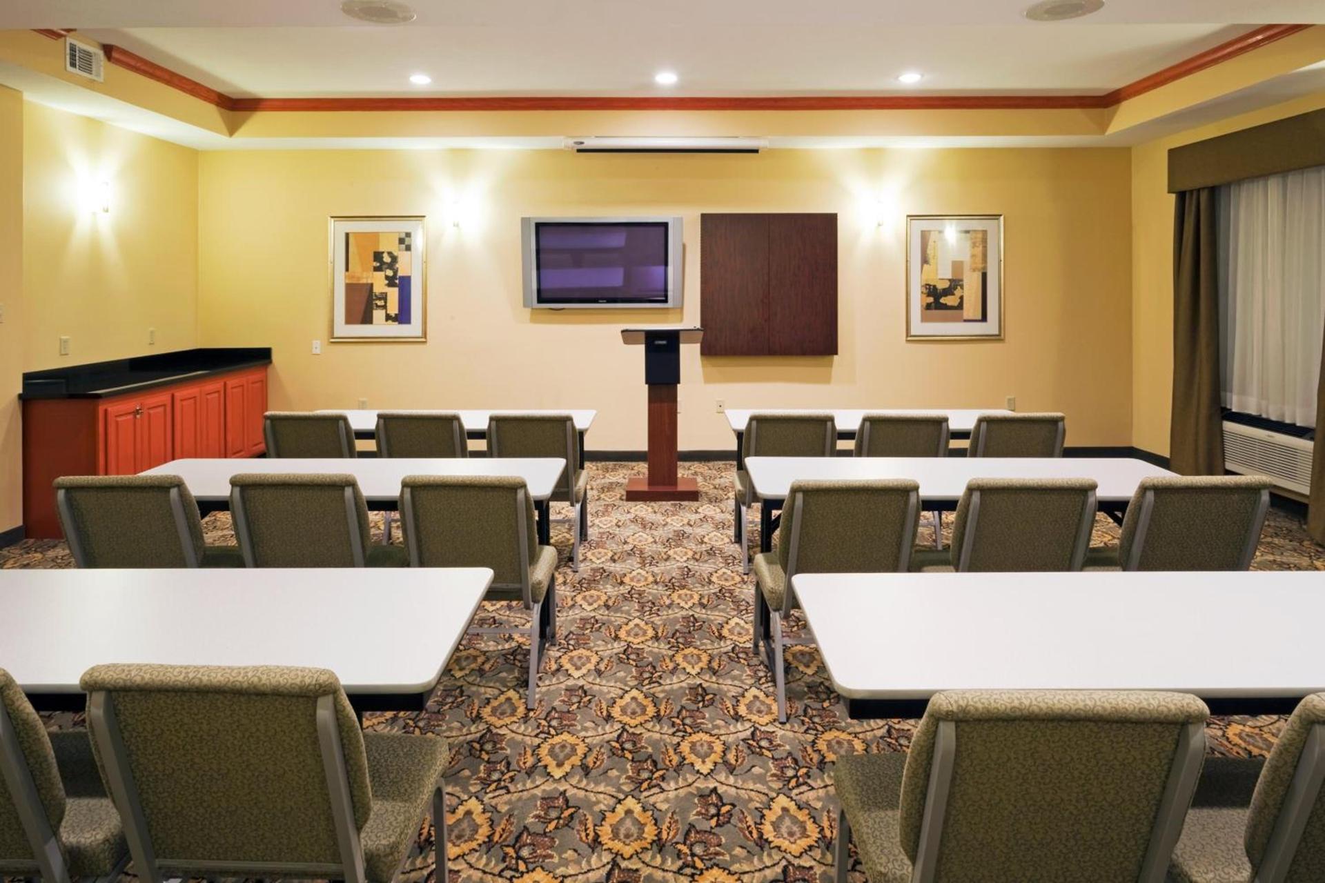 Holiday Inn Express Hotel and Suites Fairfield-North by IHG photo 12