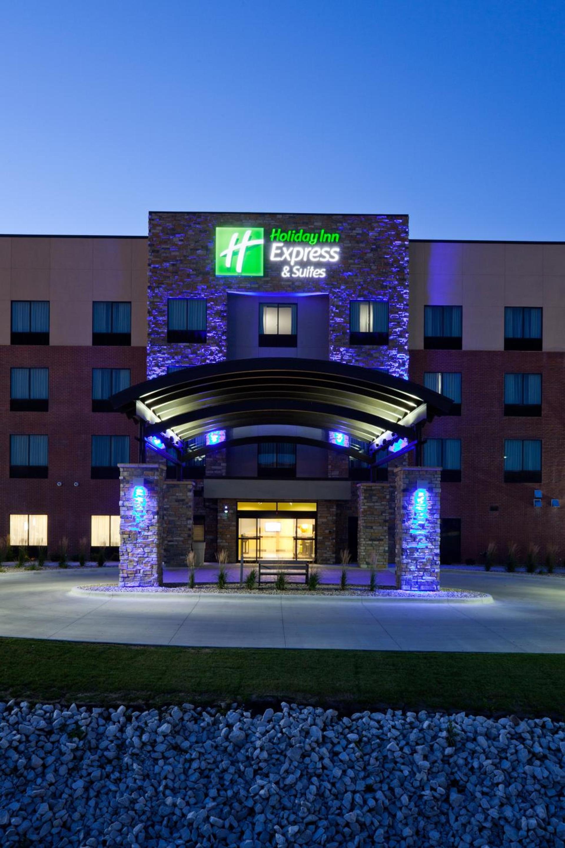 Holiday Inn Express & Suites Fort Dodge by IHG photo 4