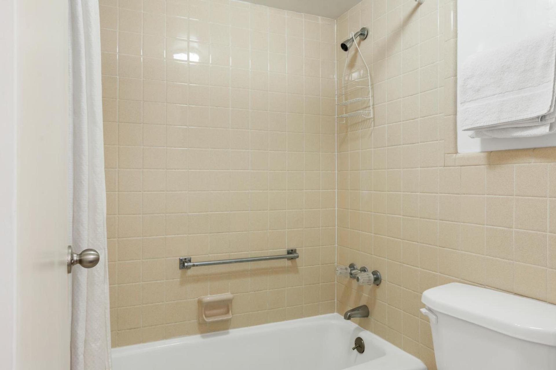 Traveler's Place Inn & Suites photo 9