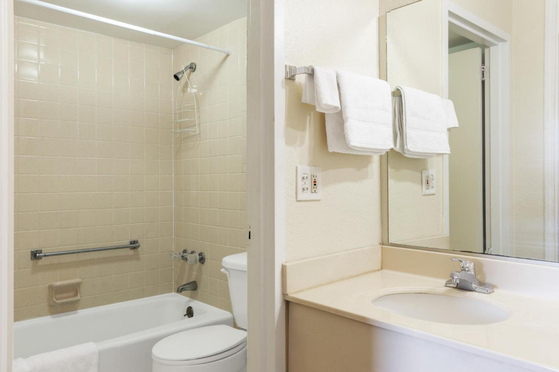 Traveler's Place Inn & Suites photo 11