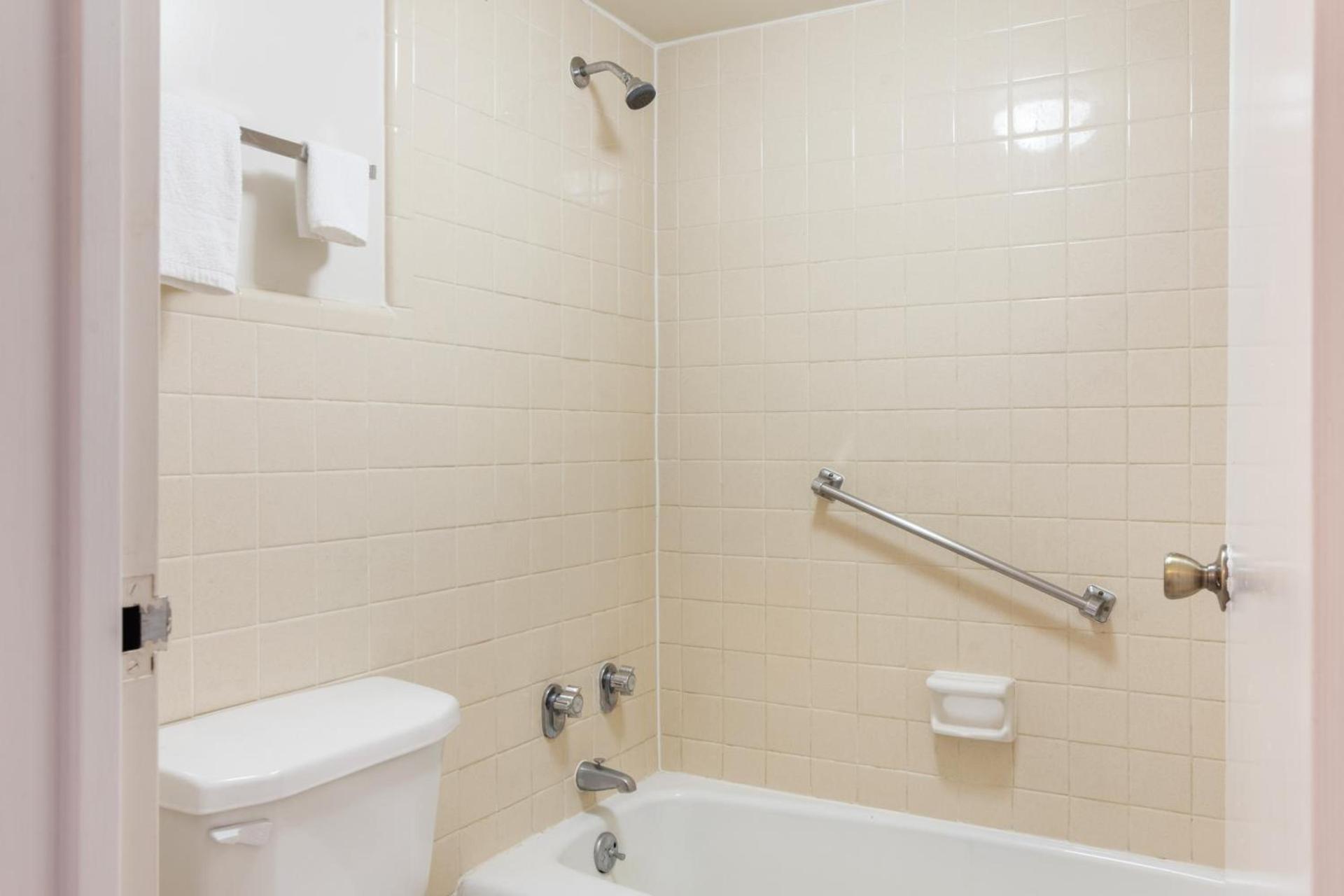 Traveler's Place Inn & Suites photo 6