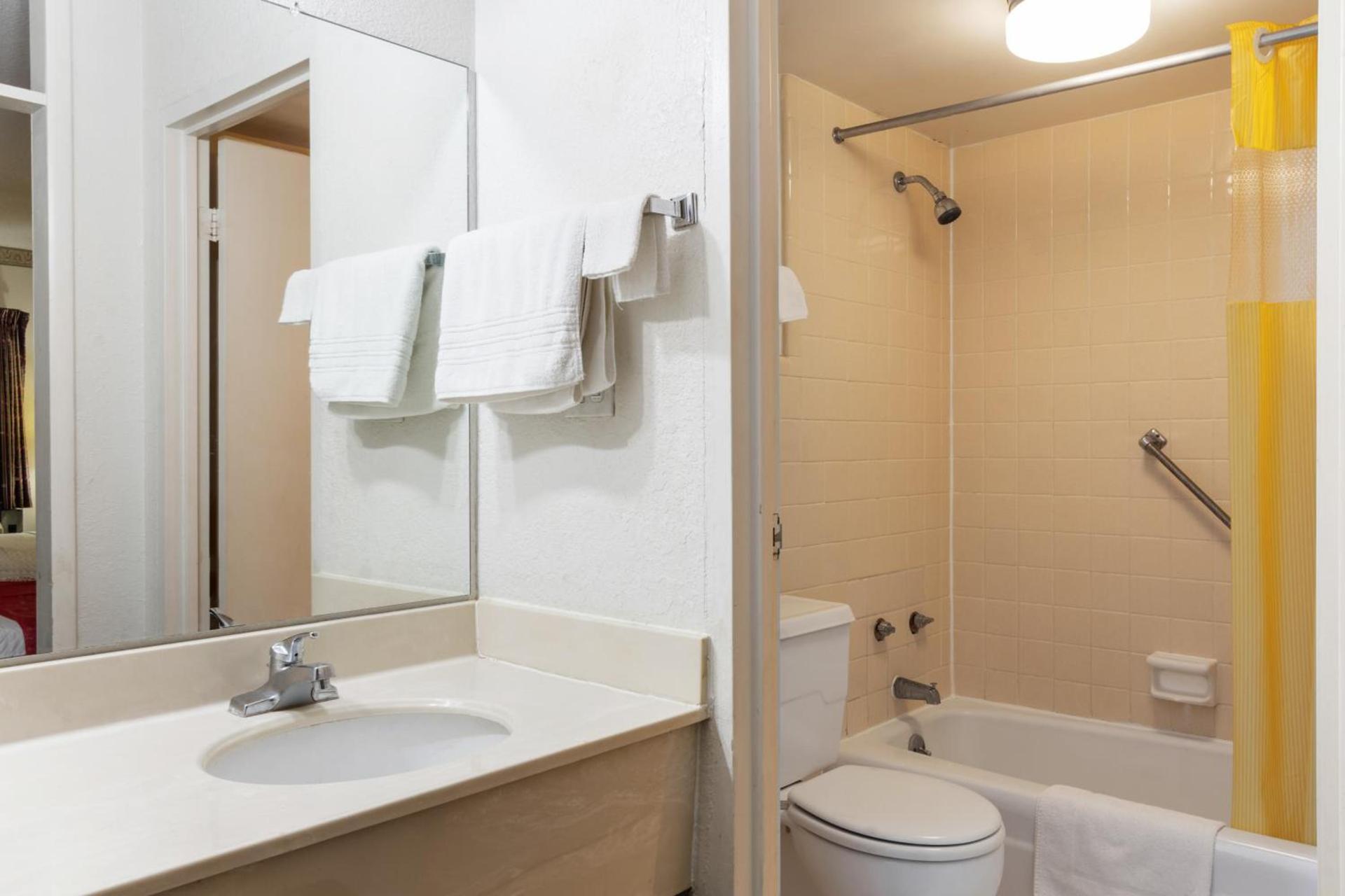 Traveler's Place Inn & Suites photo 7