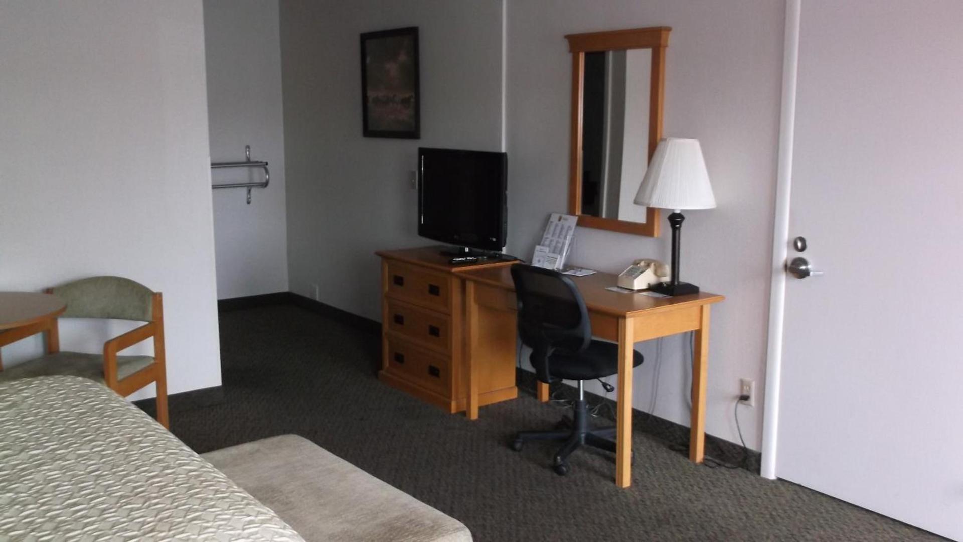 Super 8 by Wyndham Salina/Scenic Hills Area photo 30