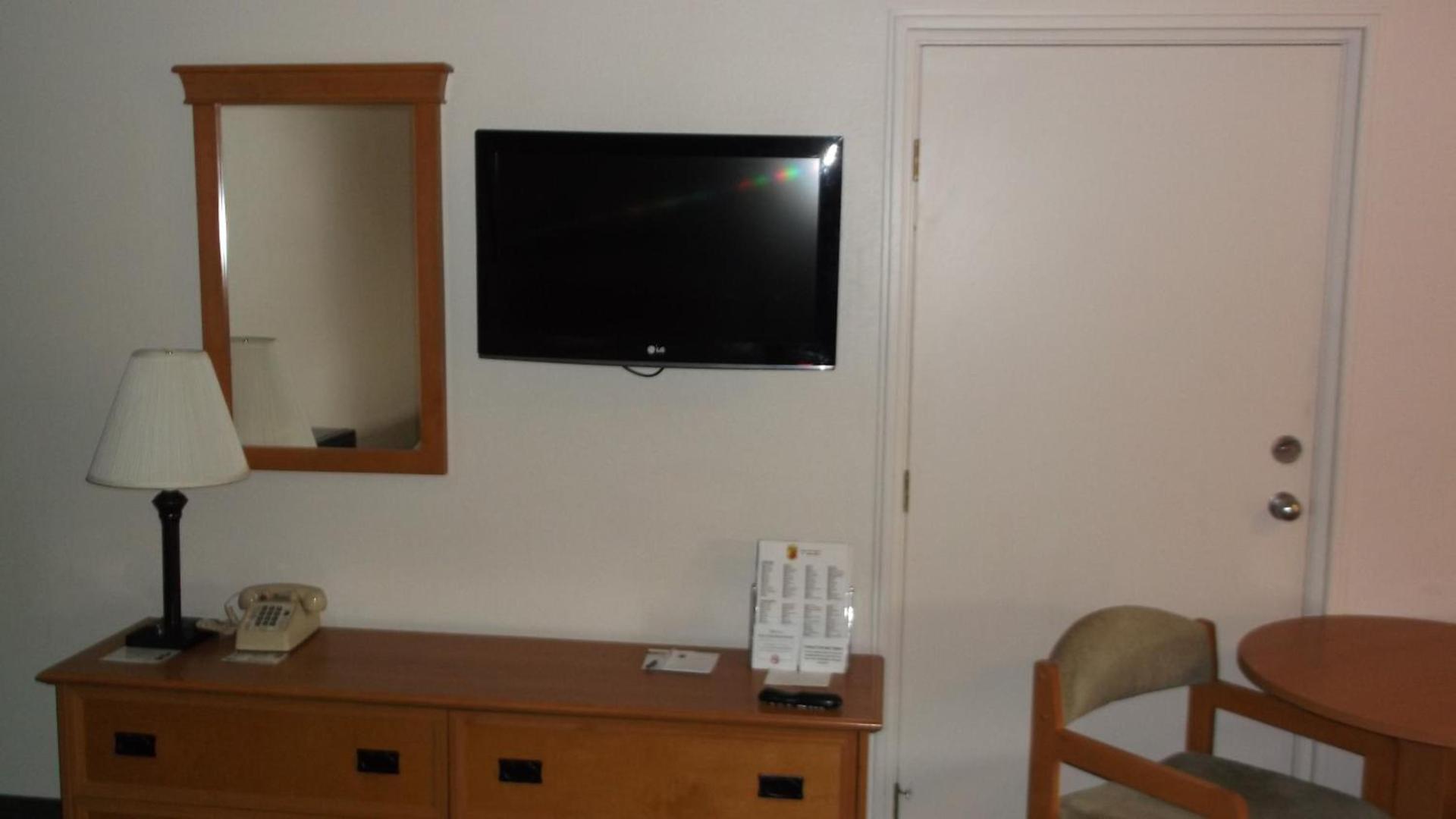 Super 8 by Wyndham Salina/Scenic Hills Area photo 27