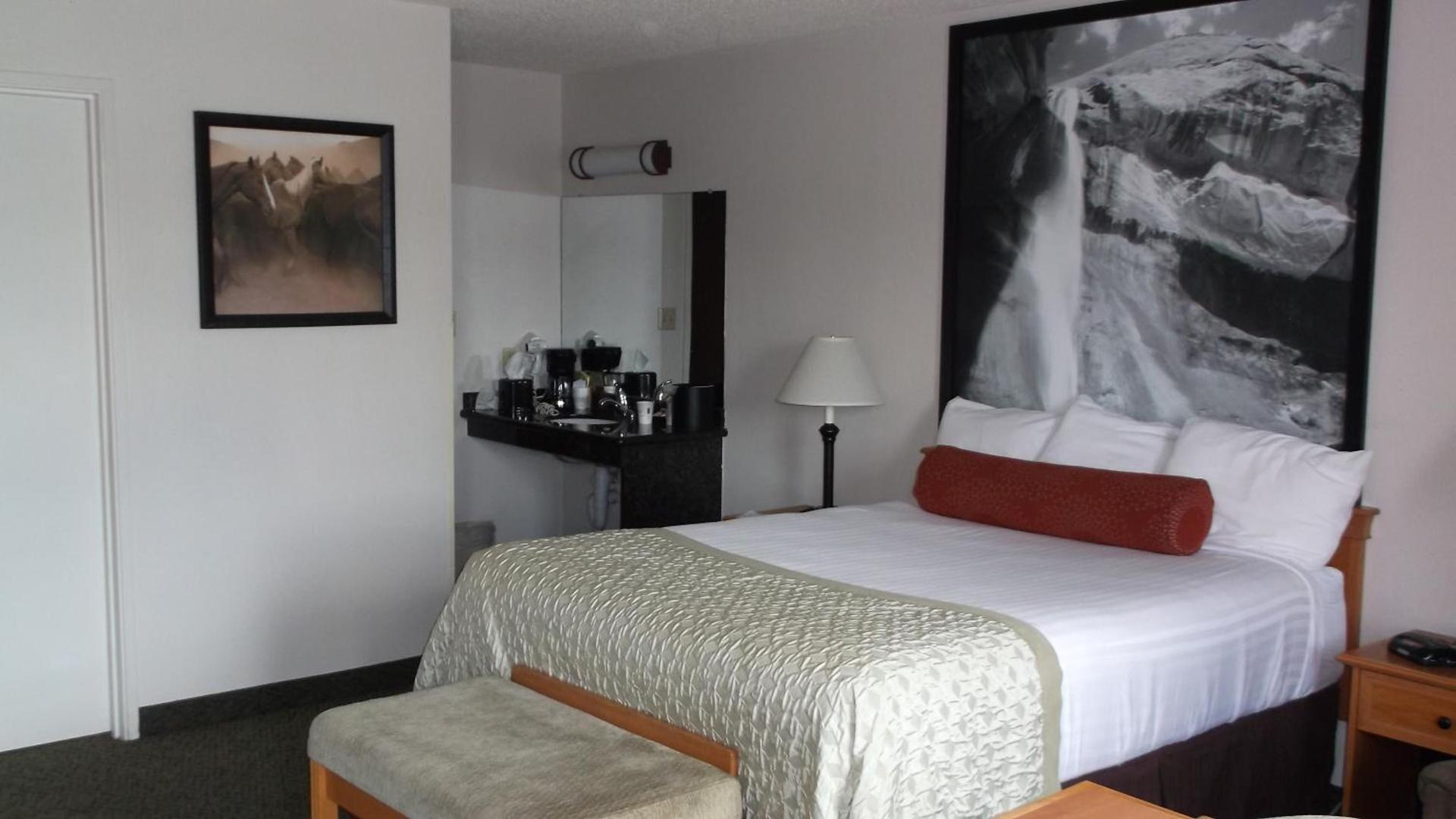 Super 8 by Wyndham Salina/Scenic Hills Area photo 25