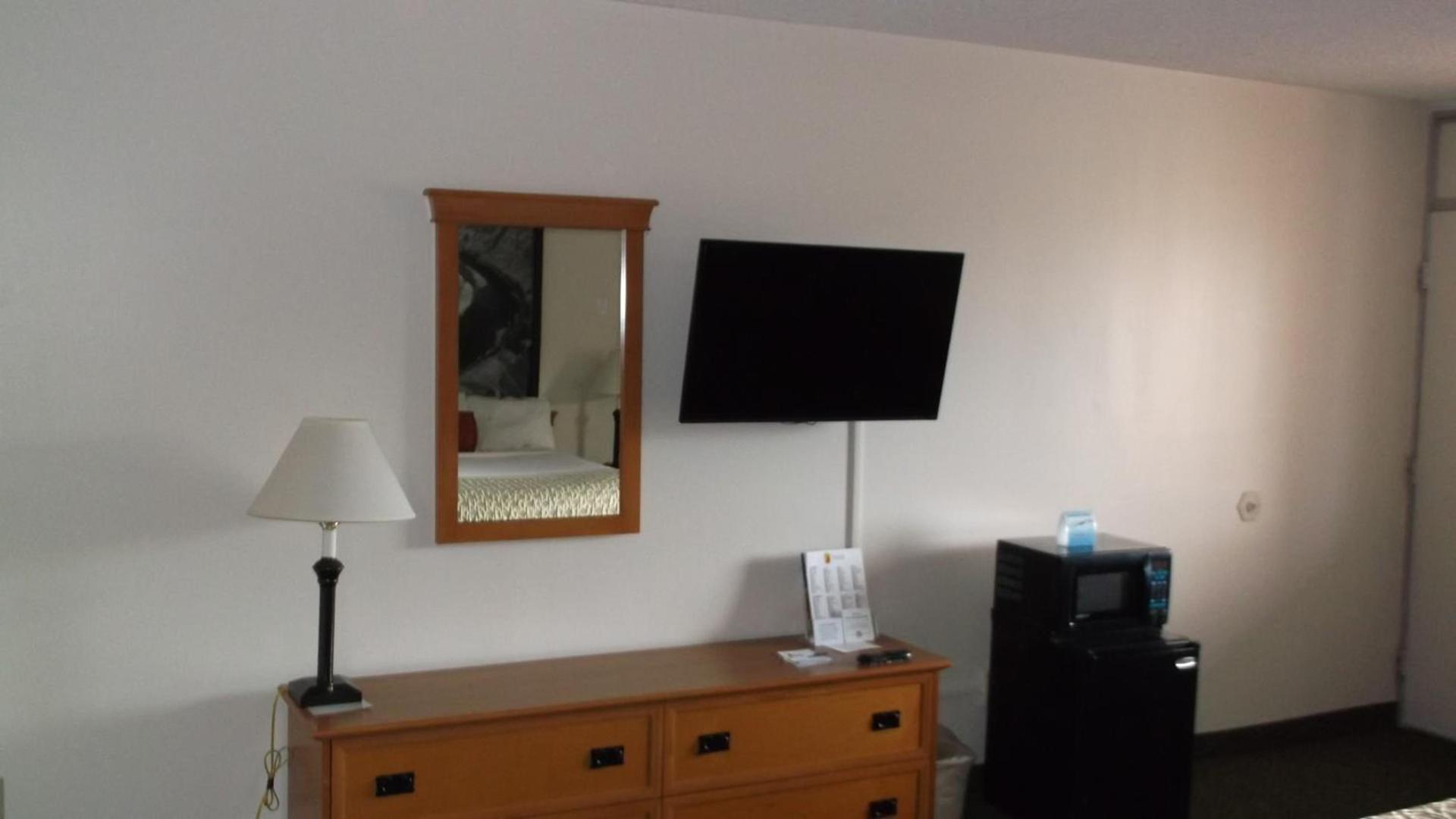 Super 8 by Wyndham Salina/Scenic Hills Area photo 23
