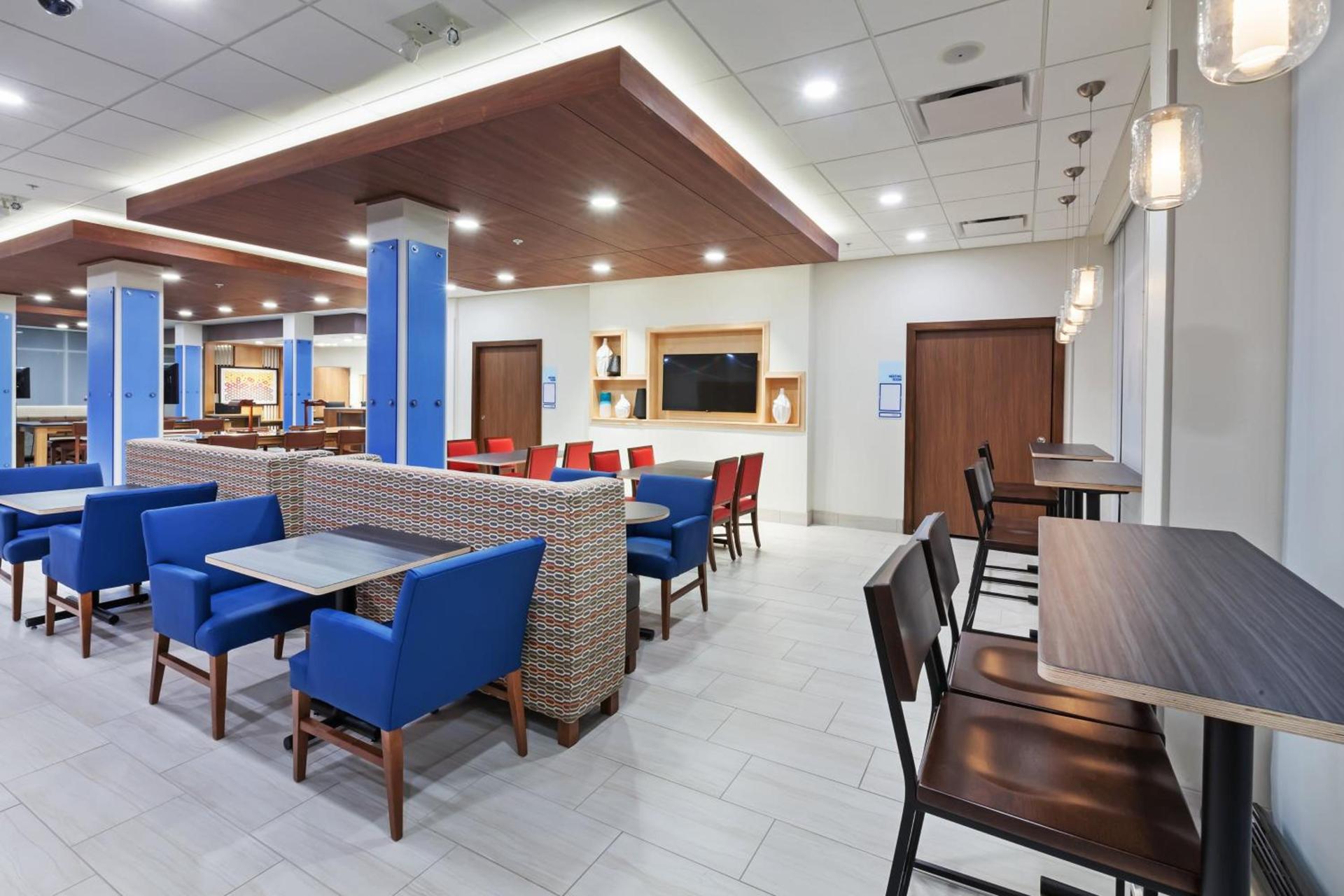 Holiday Inn Express & Suites - Lenexa - Overland Park Area by IHG photo 16
