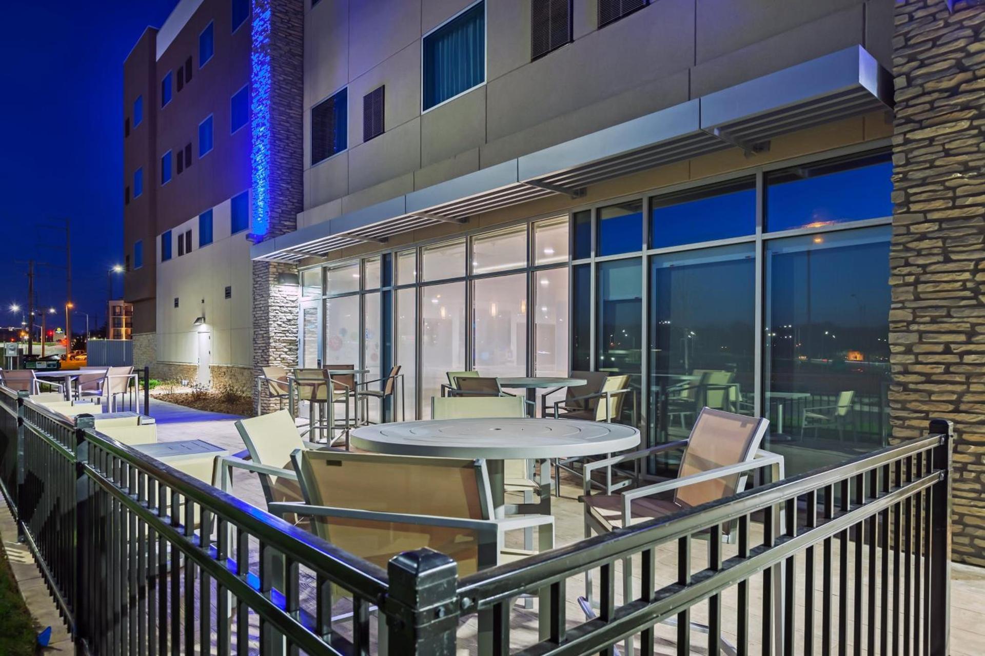 Holiday Inn Express & Suites - Lenexa - Overland Park Area by IHG photo 11