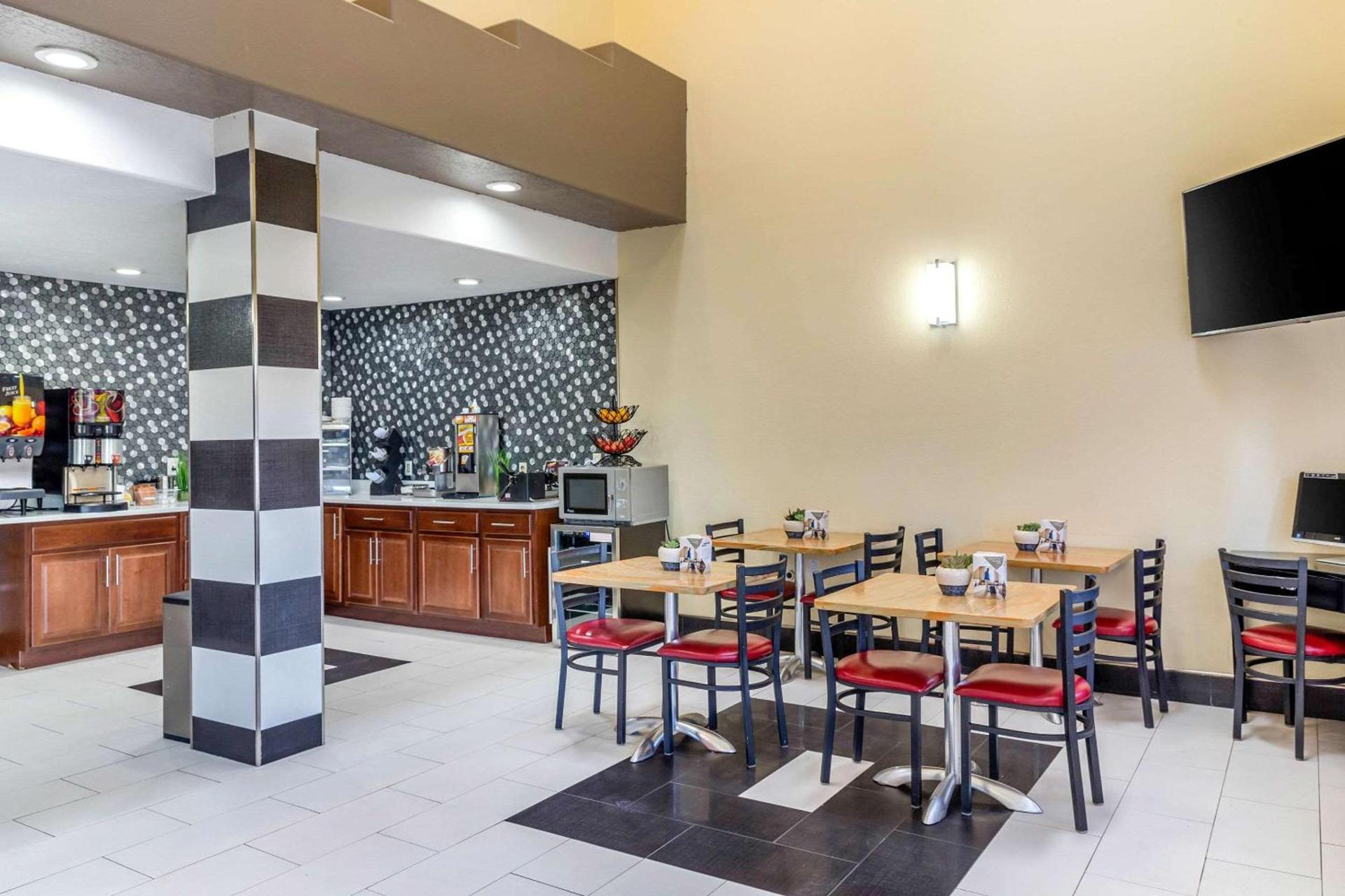 Econo Lodge West - Coors Blvd photo 36
