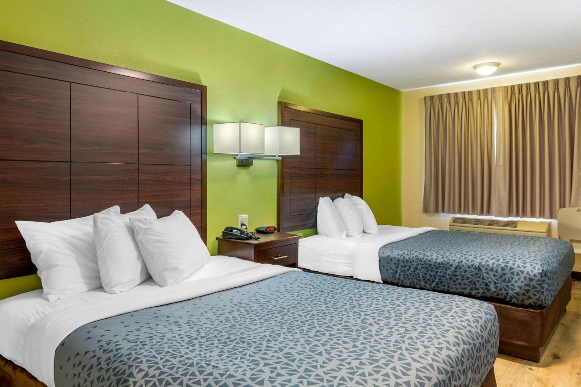 Econo Lodge West - Coors Blvd photo 12