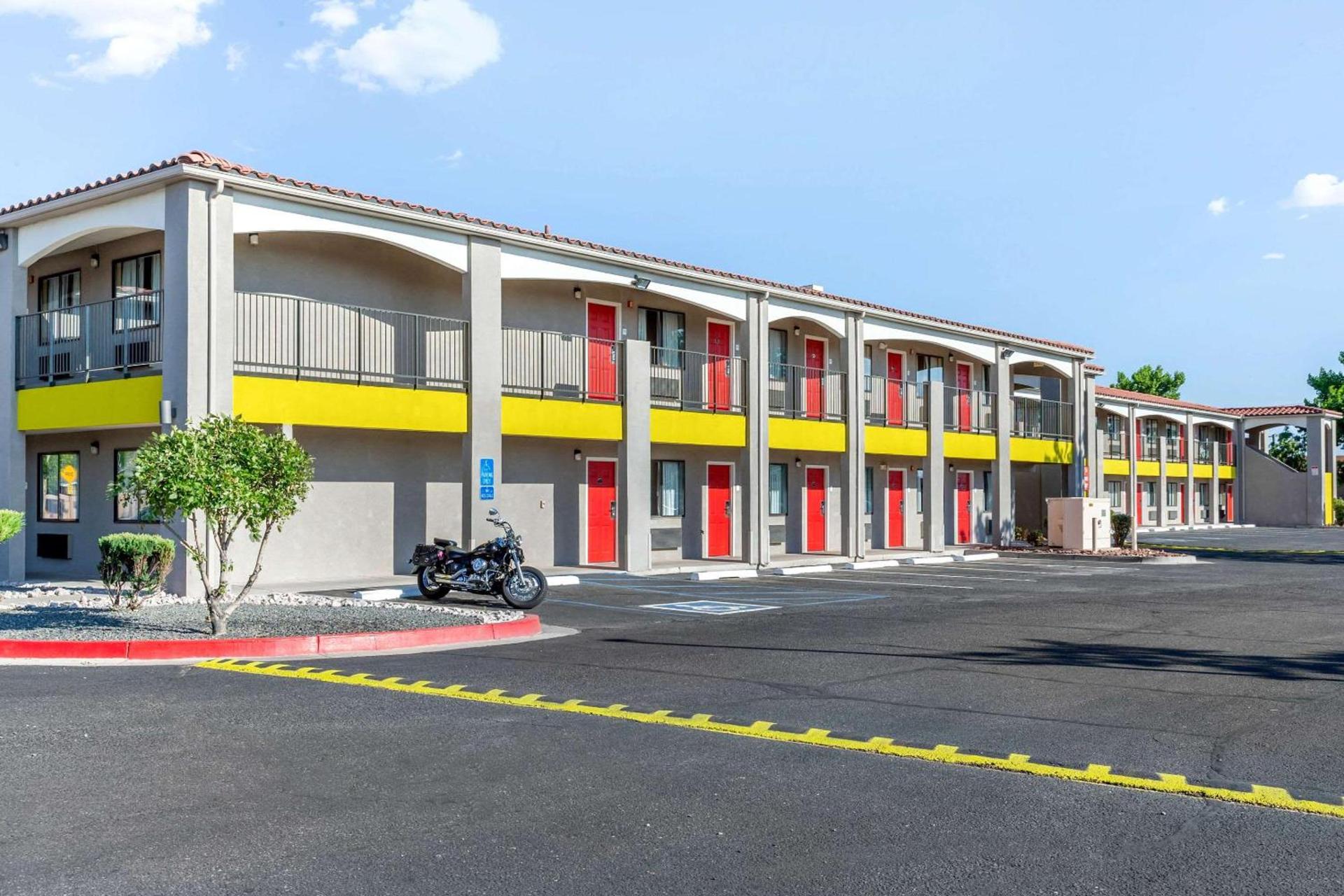 Econo Lodge West - Coors Blvd photo 2