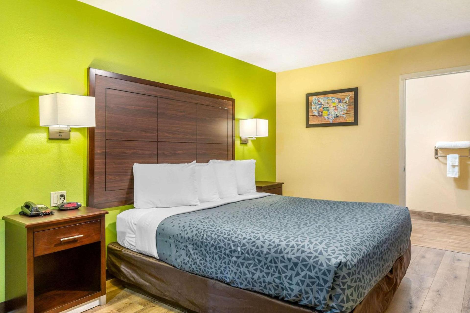 Econo Lodge West - Coors Blvd photo 7