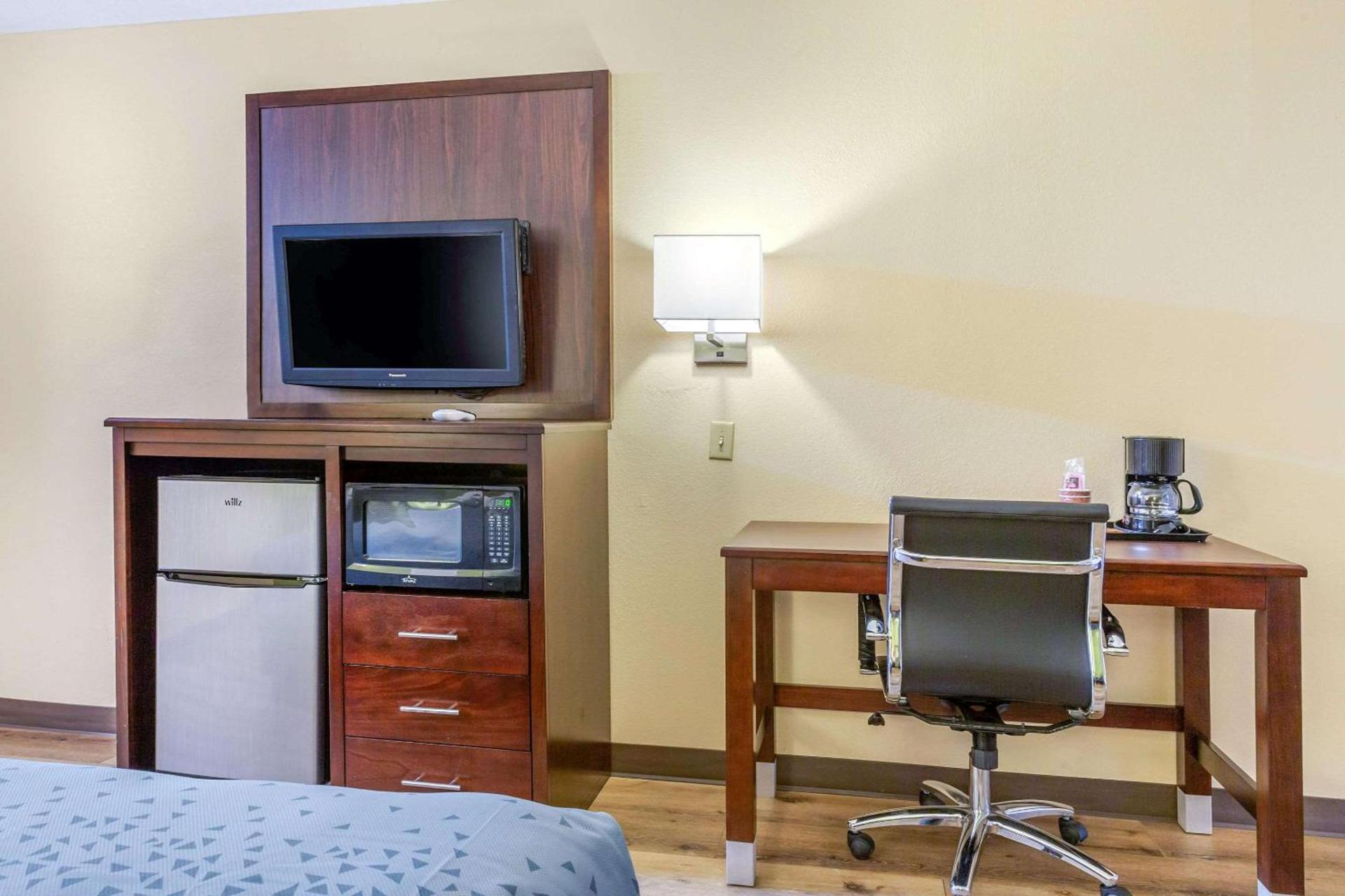 Econo Lodge West - Coors Blvd photo 14