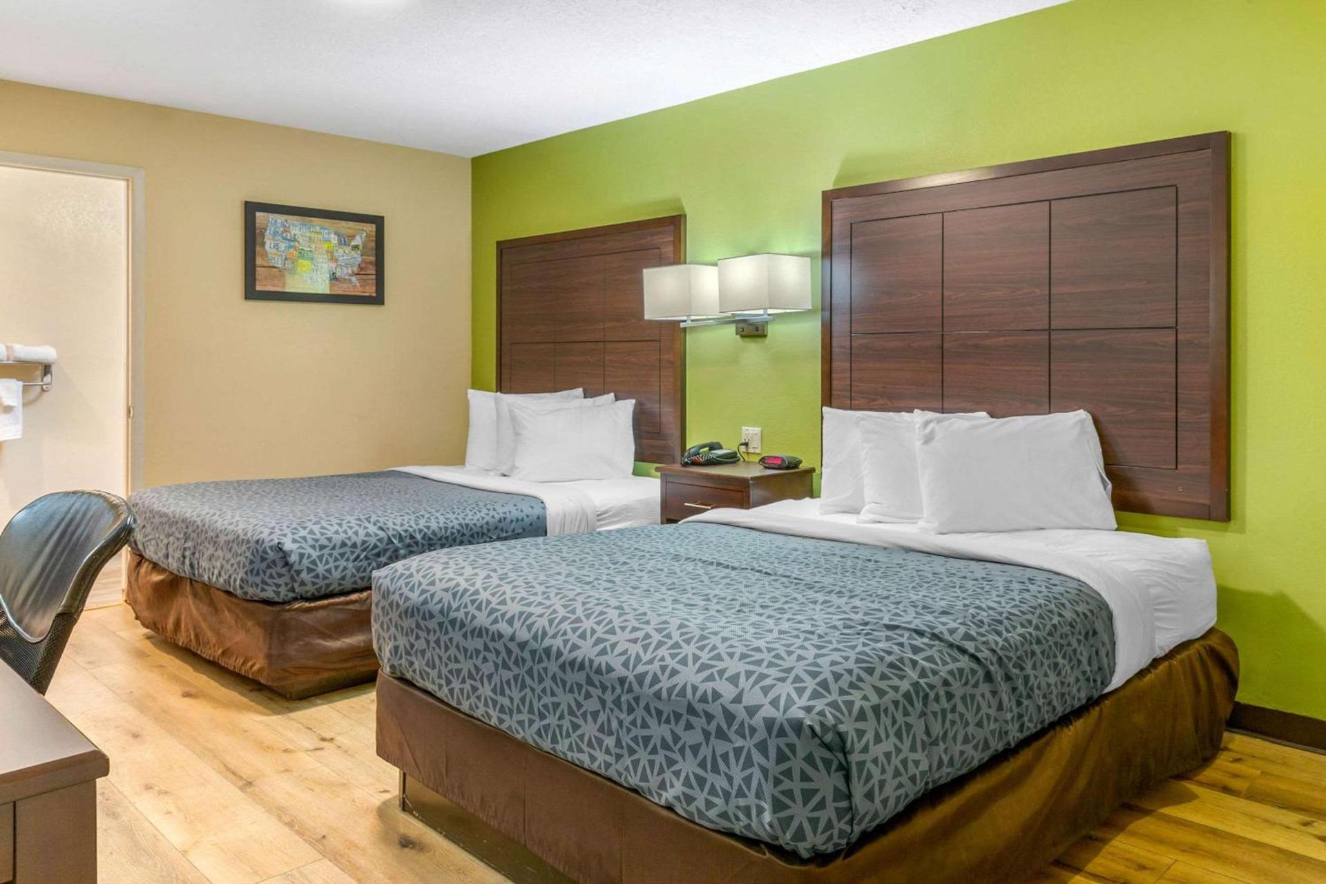 Econo Lodge West - Coors Blvd photo 9